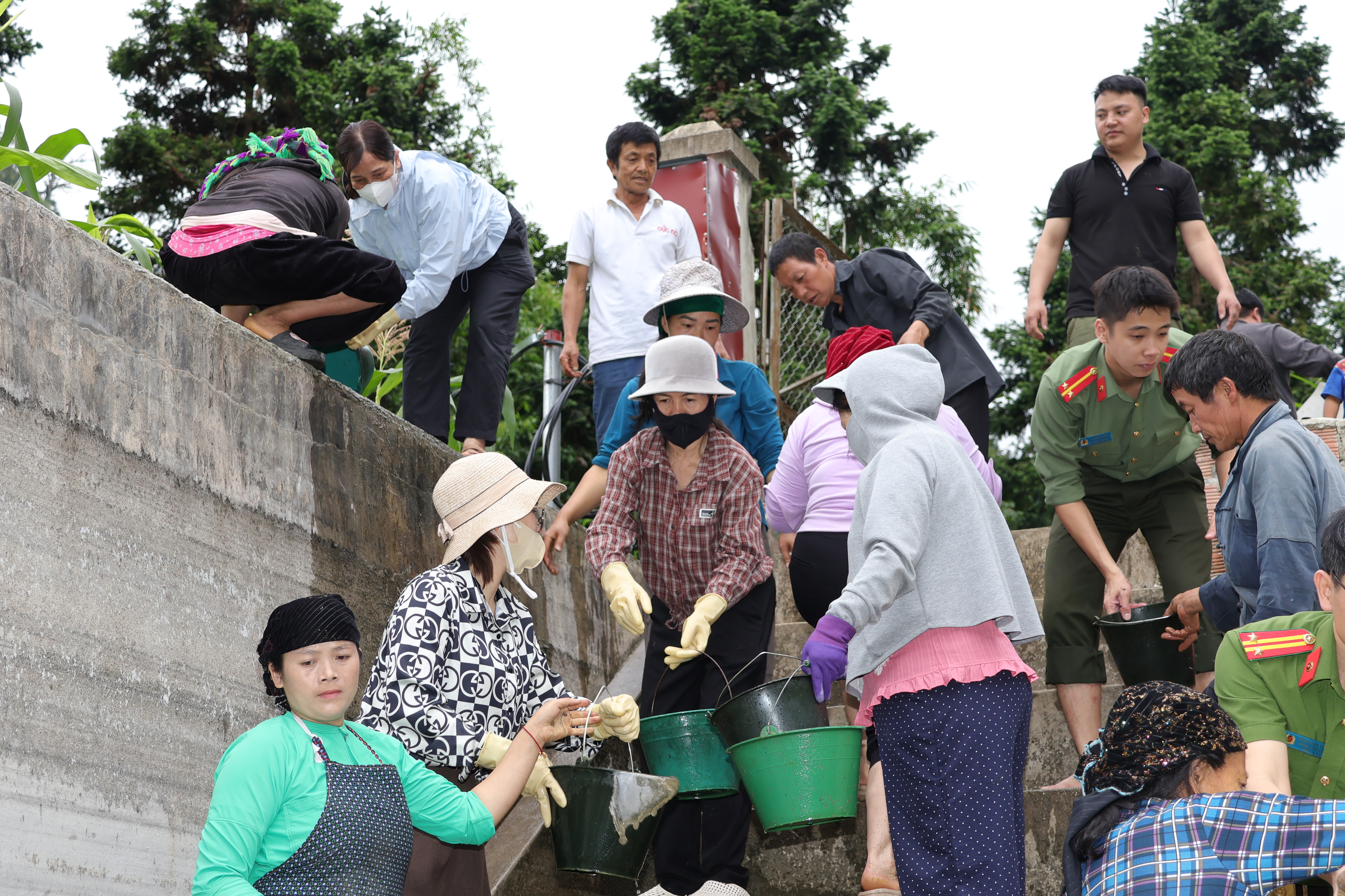 Sủng Máng ra quân hưởng ứng phong trào “Toàn dân chung tay bảo vệ môi trường, vì một Việt Nam xanh - sạch - đẹp”
