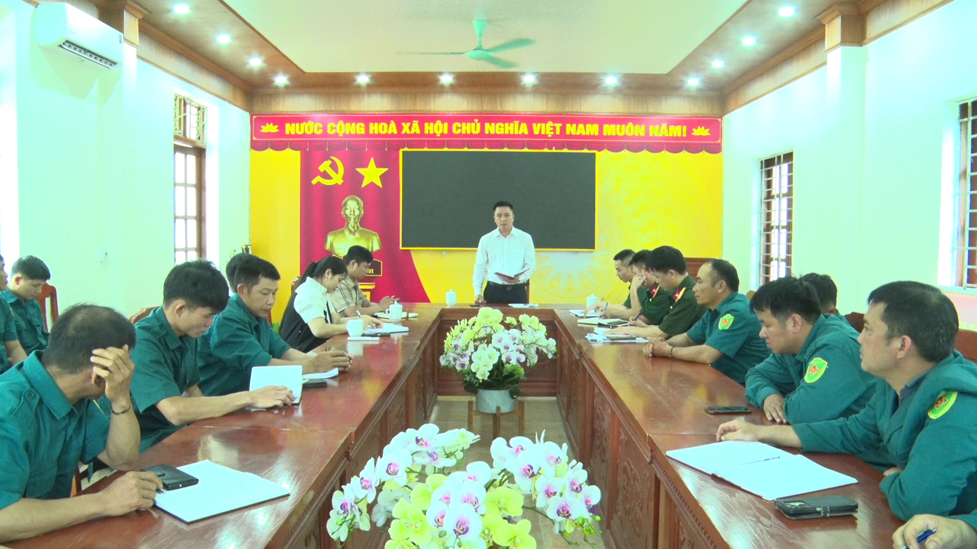 CHỦ TỊCH UBND XÃ LÀM VIỆC VỚI BAN CHỈ HUY QUÂN SỰ XÃ