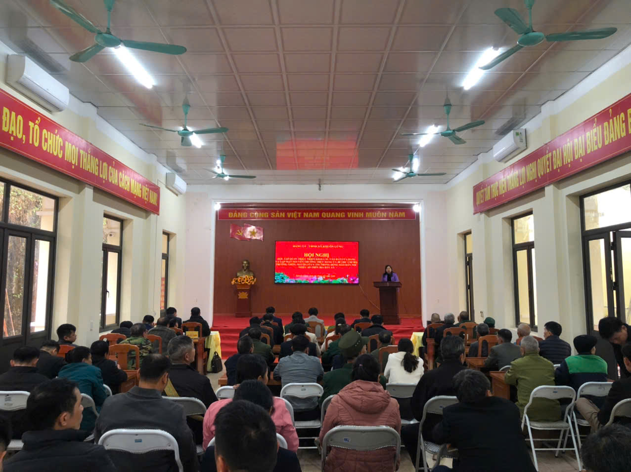 XÃ KHUÔN LÙNG TỔ CHỨC HỘI NGHỊ HỌC TẬP, QUÁN TRIỆT CÁC VĂN BẢN CỦA ĐẢNG VÀ GẶP MẶT NGUYÊN THƯỜNG TRỰC ĐẢNG ỦY XÃ, BÍ THƯ CHI BỘ, TRƯỞNG THÔN, NGƯỜI CÓ UY TÍN TRÊN ĐỊA BÀN