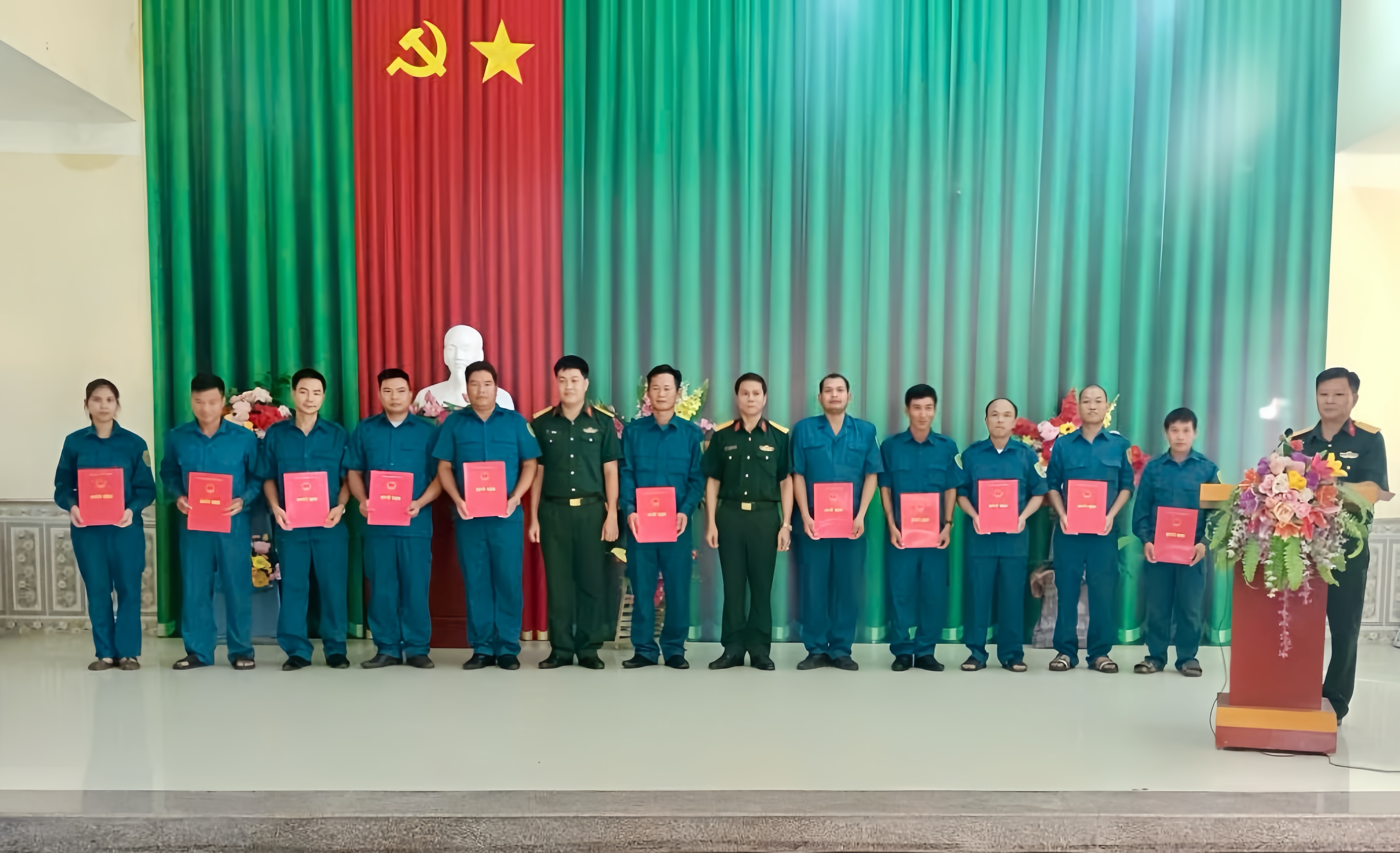 CÔNG BỐ QUYẾT ĐỊNH MIỄN NHIỆM, BỔ NHIỆM TỔ ĐỘI TRƯỞNG DÂN QUÂN
