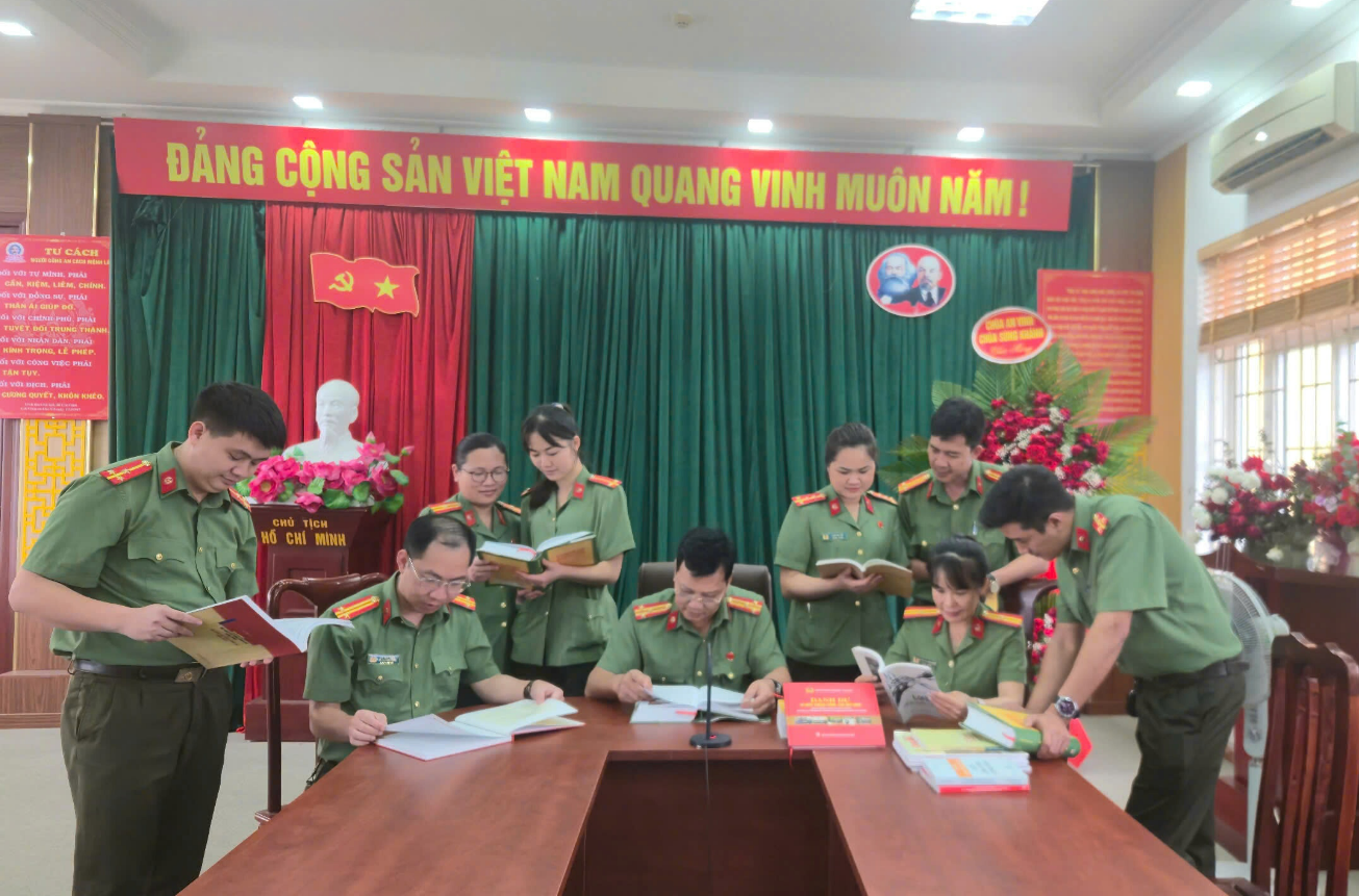 PHÒNG AN NINH NỘI ĐỊA TÍCH CỰC HƯỞNG ỨNG NGÀY SÁCH VÀ VĂN HÓA ĐỌC 