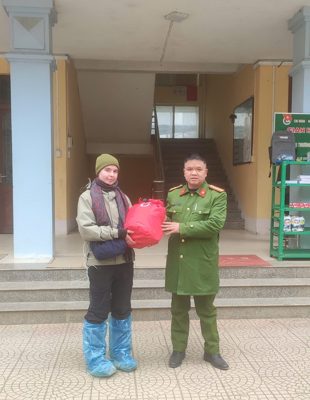 CÔNG AN XÃ ĐỒNG VĂN TRAO TRẢ HỘ CHIẾU ĐÁNH RƠI CHO CÔNG DÂN ANH