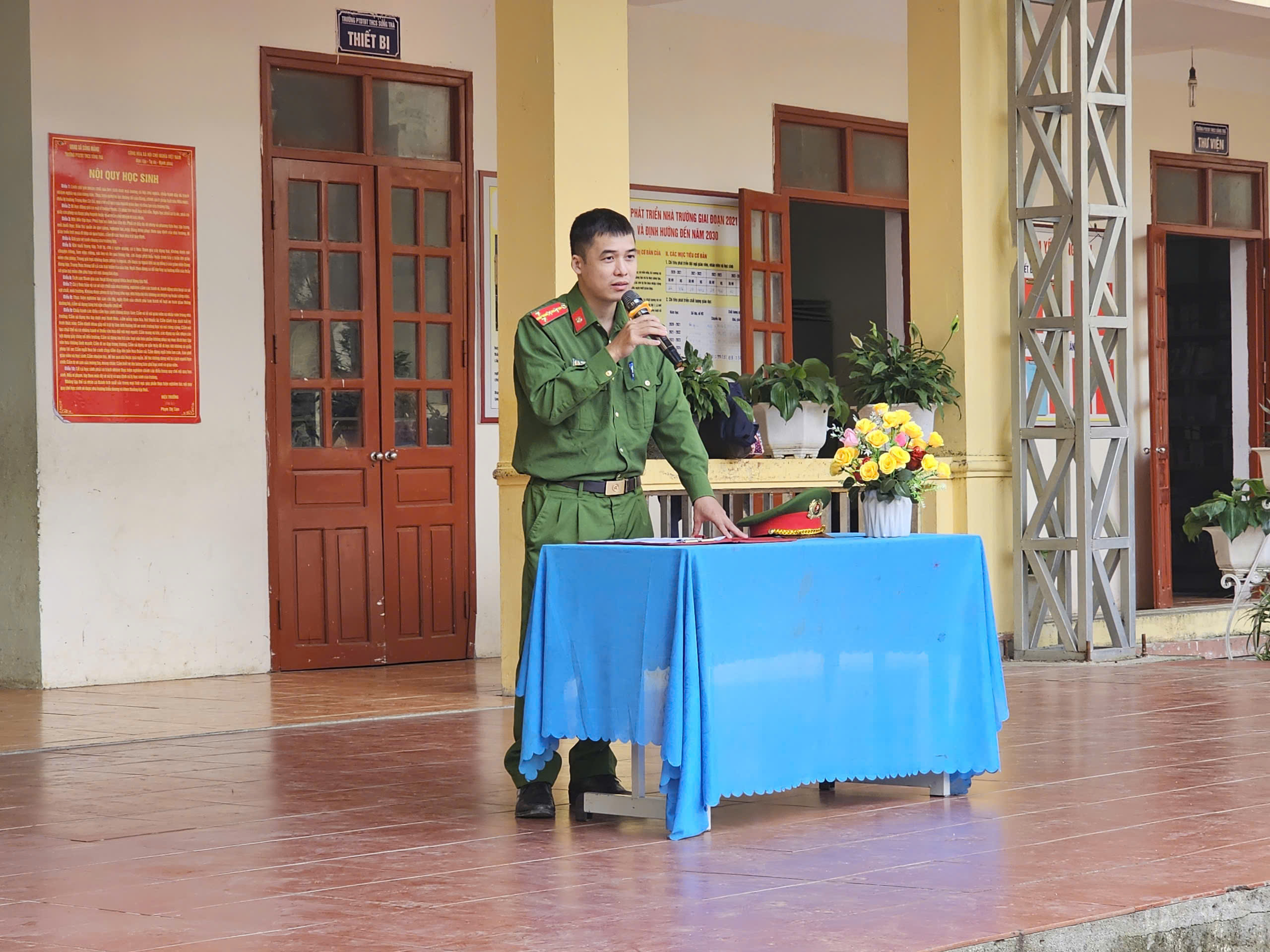 CÔNG AN XÃ SỦNG MÁNG NÂNG CAO Ý THỨC CHẤP HÀNH PHÁP LUẬT VÀ KỸ NĂNG SỐNG CHO HỌC SINH