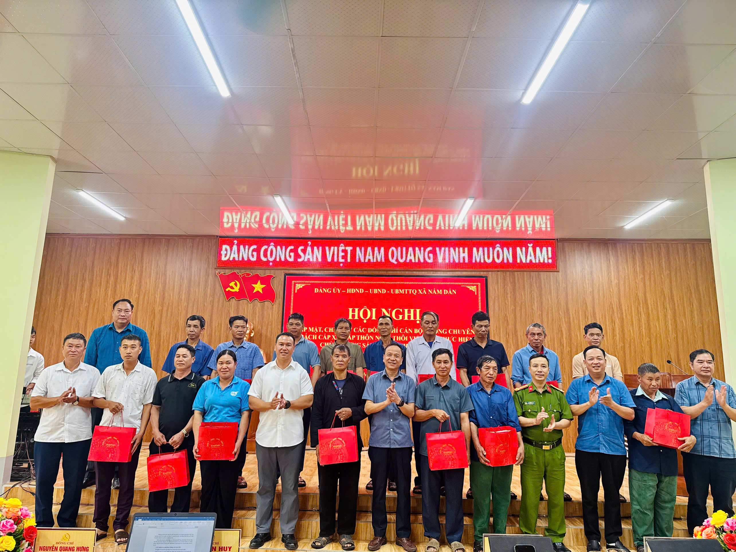XÃ NẤM DẨN GẶP MẶT, TRI ÂN CÁN BỘ NGHỈ CÔNG TÁC SAU SẮP XẾP THÔN