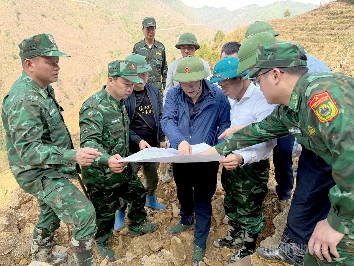 Đoàn công tác của UBND tỉnh khảo sát thực địa đánh giá tình hình sạt lở tại xã Lũng Cú