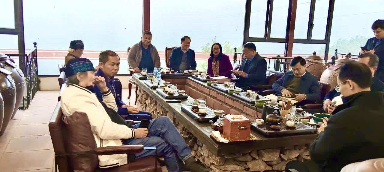 Đoàn công tác xã Hồ Thầu, học tập kinh nghiệm ứng dụng khoa học công nghệ trong sản xuất và chế biến chè Shan tuyết