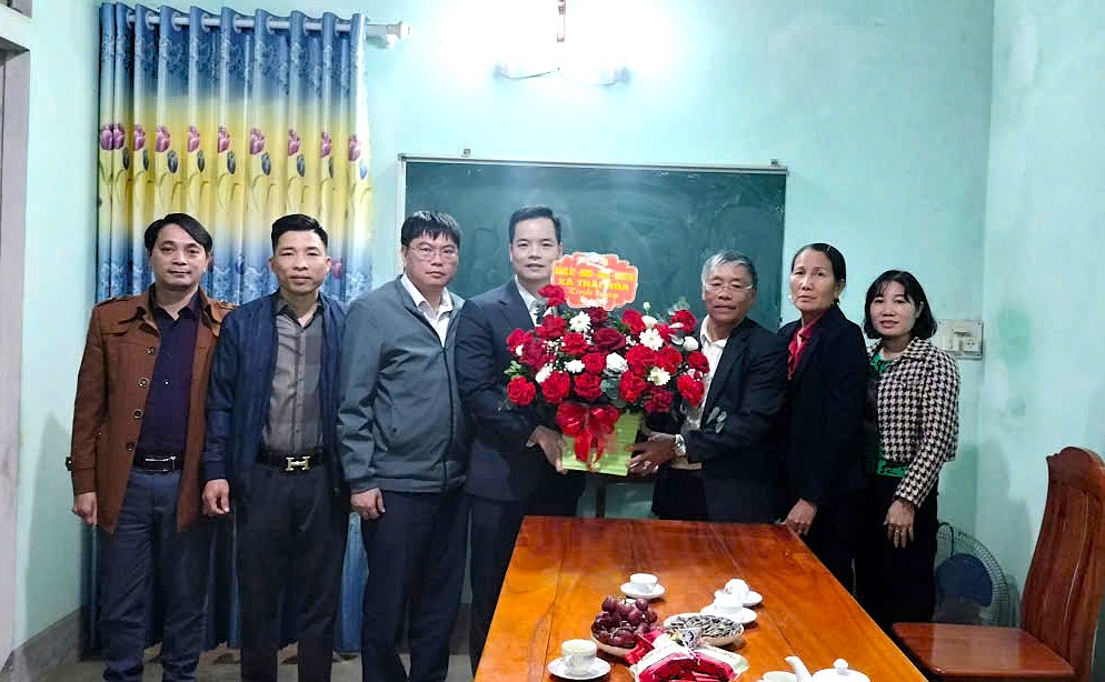 Các đồng chí lãnh đạo xã Thái Hòa chúc mừng họ giáo Tân An và  họ giáo Đồng Thuận nhân dịp Lễ Giáng sinh.