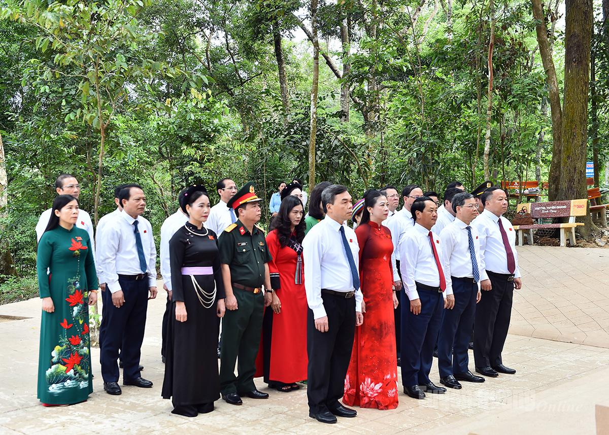 Đoàn đại biểu dự Đại hội Đảng bộ tỉnh lần thứ I dâng hương tại Khu di tích quốc gia đặc biệt Tân Trào