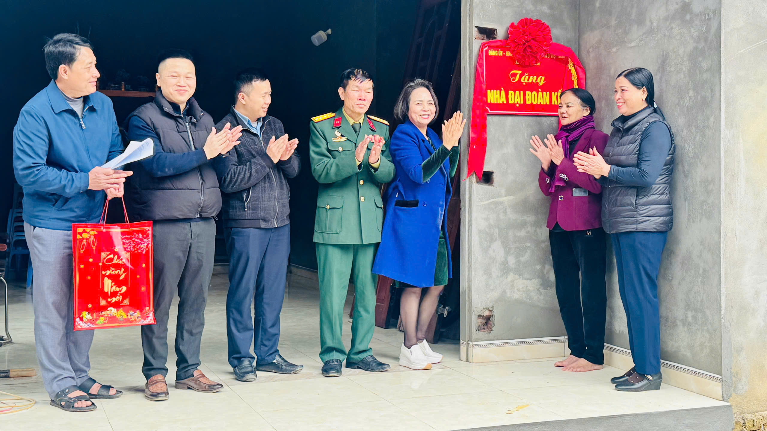 Đồng chí Lê Thị Thuận - Phó Bí thư Thường trực Đảng ủy xã dự khánh thành nhà đại đoàn kết.