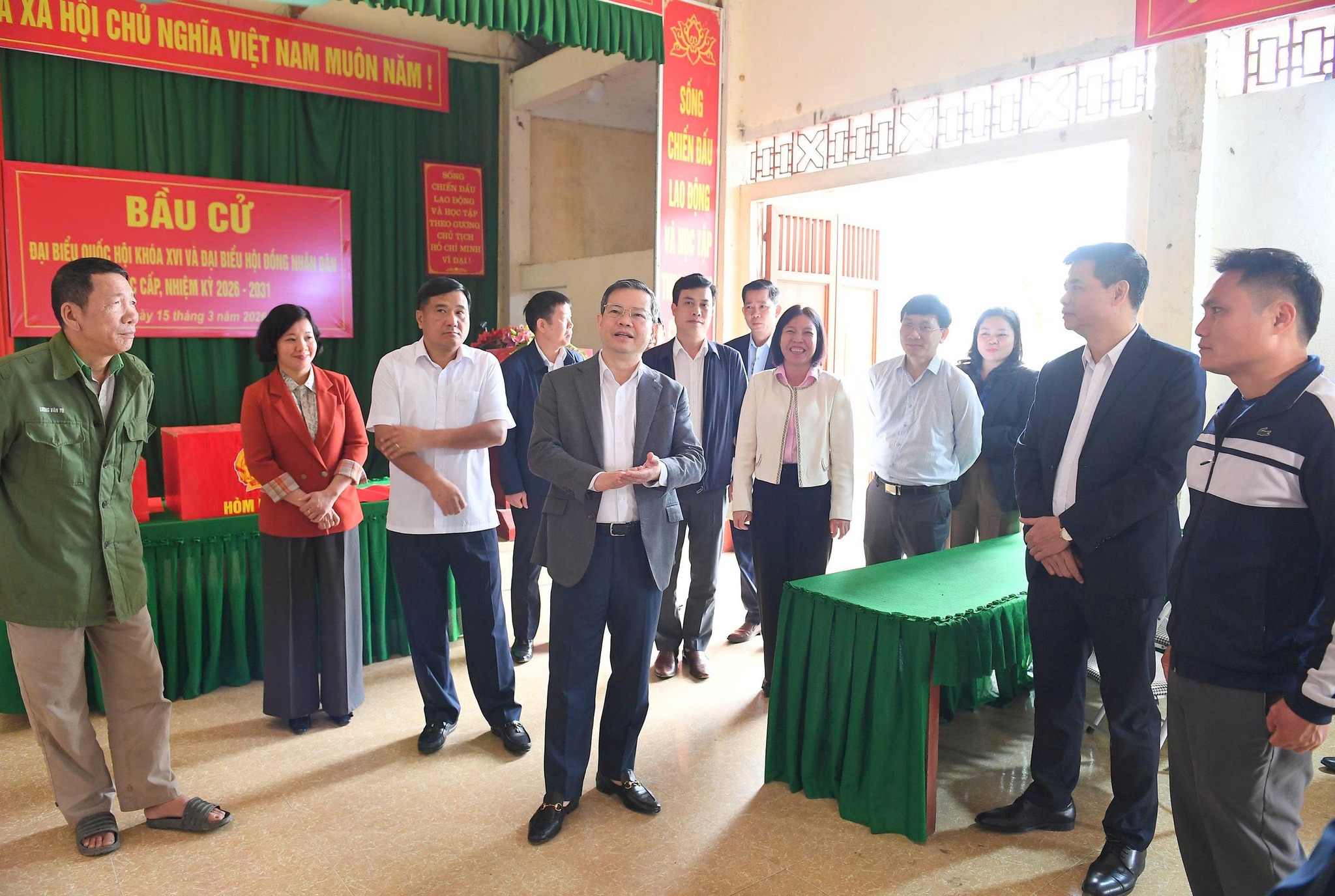 Đ.c NV. Sơn kiểm tra tại Ph&ugrave; Lưu 2.jpg