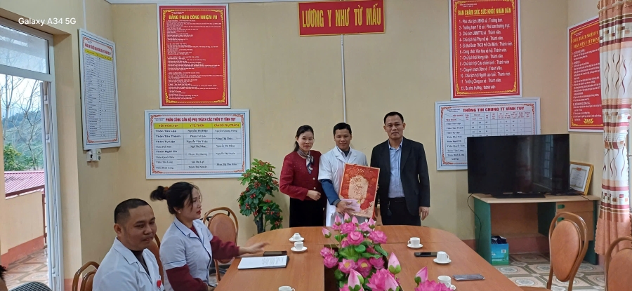 Tặng quà tết Trạm y tế đc Thiện..jpg