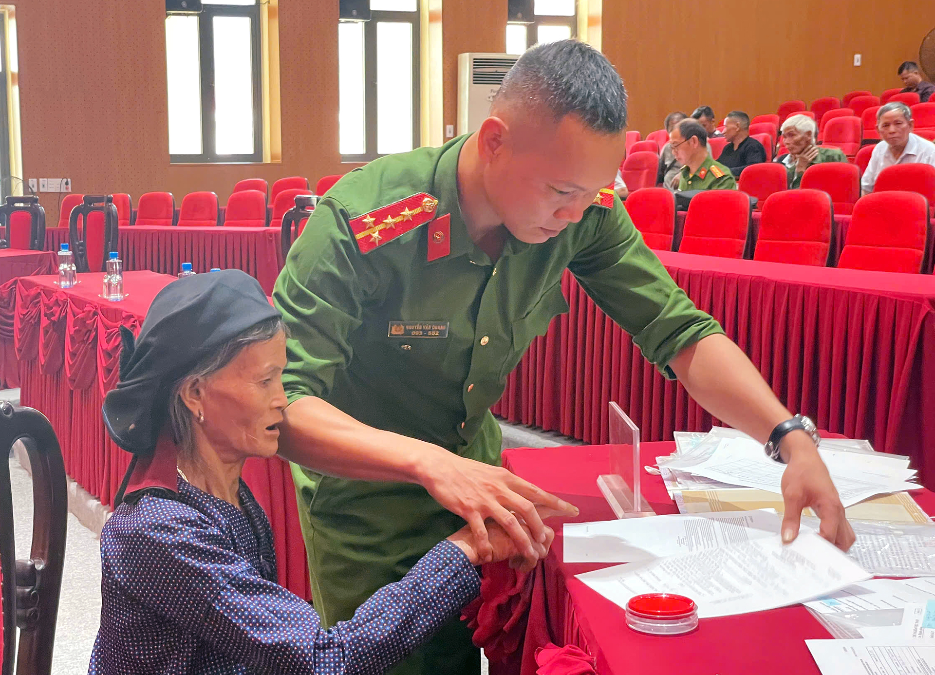 thu nhận mẫu ADN th&acirc;n nh&acirc;n liệt sĩ (5).jpg