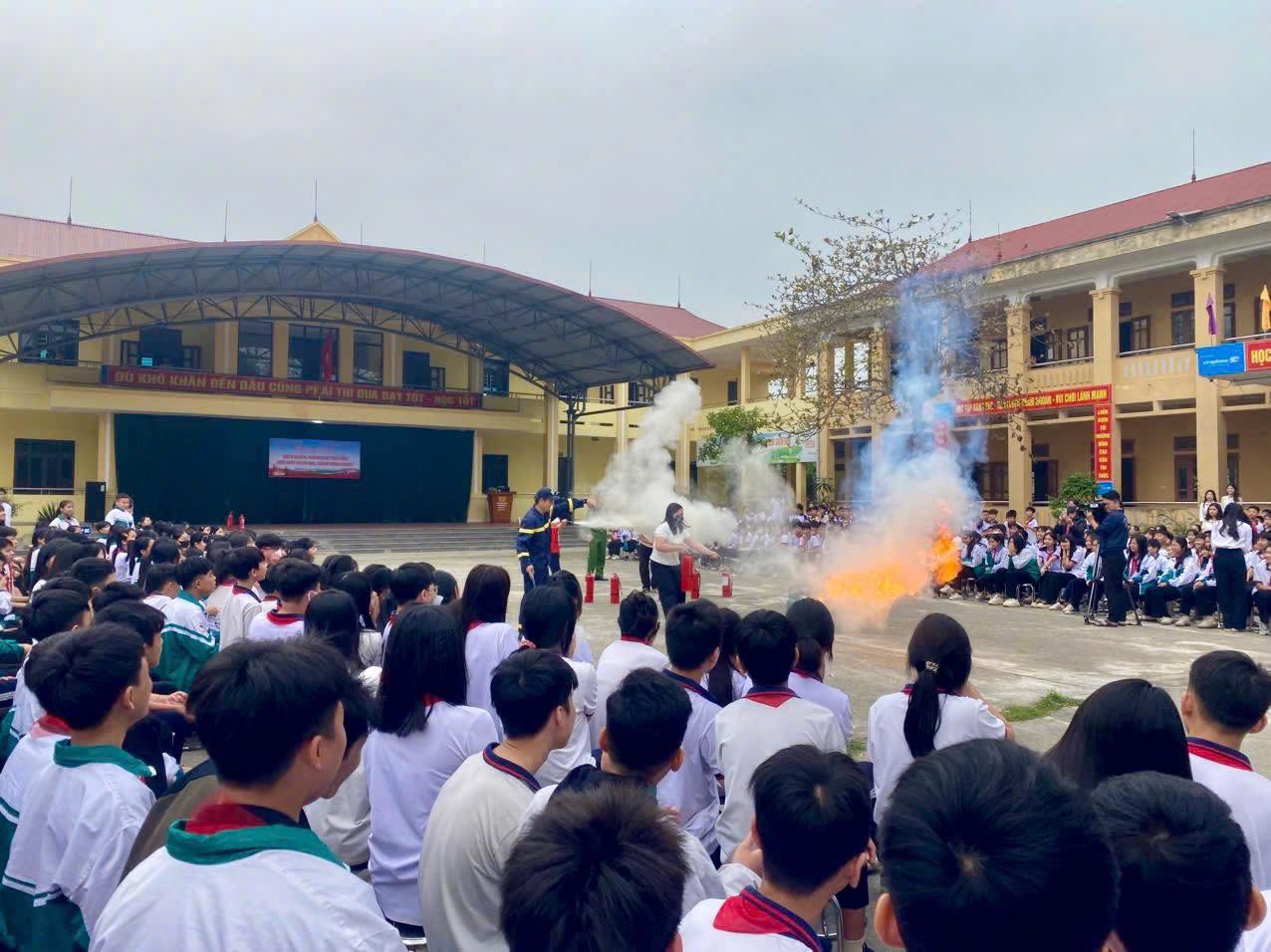 TÍCH CỰC TUYÊN TRUYỀN, TỔ CHỨC TRẢI NGHIỆM THỰC HÀNH CHỮA CHÁY VÀ CNCH