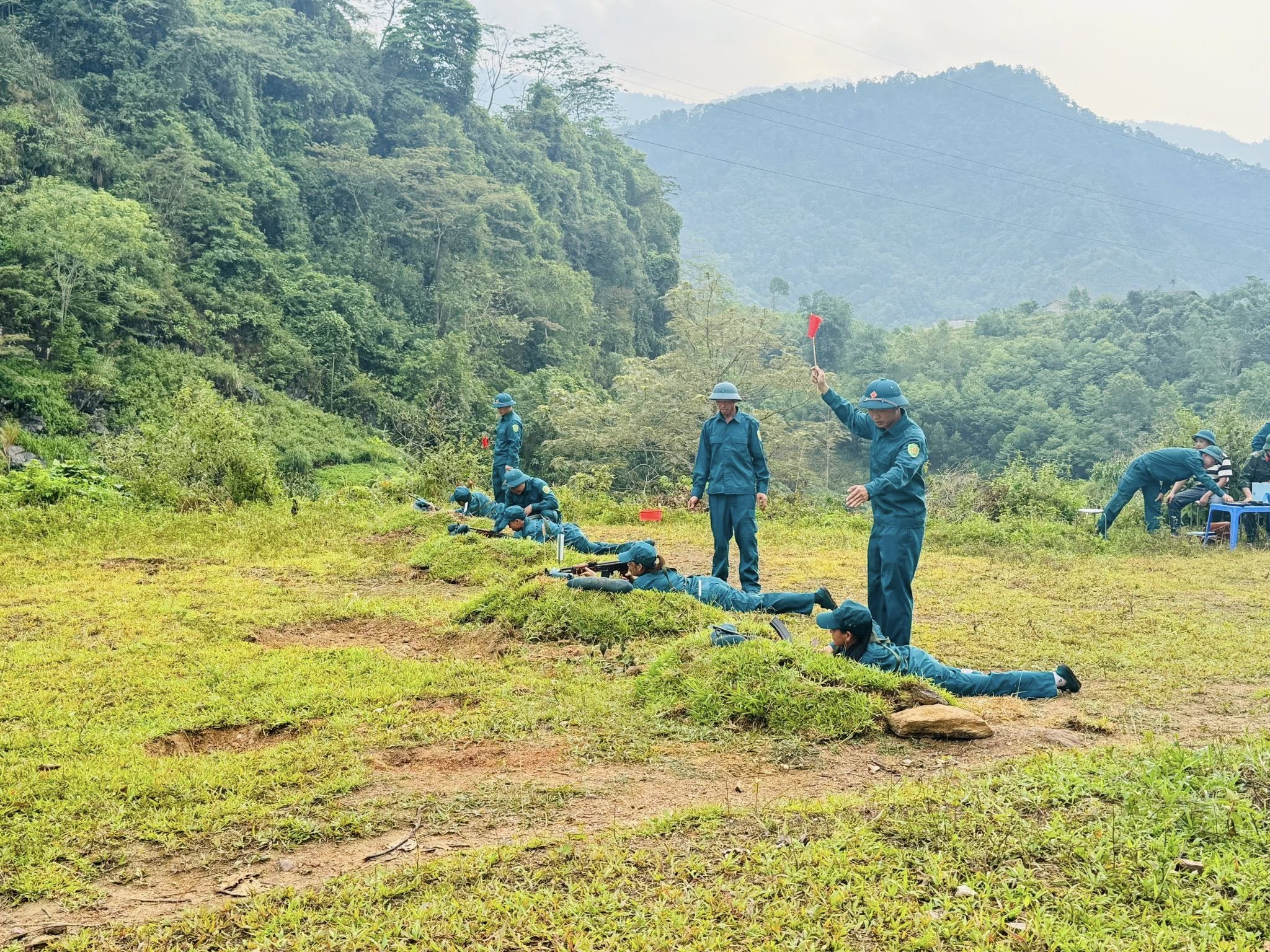 Chiến sỹ dân quân tự vệ thực hành bắn đạn thật