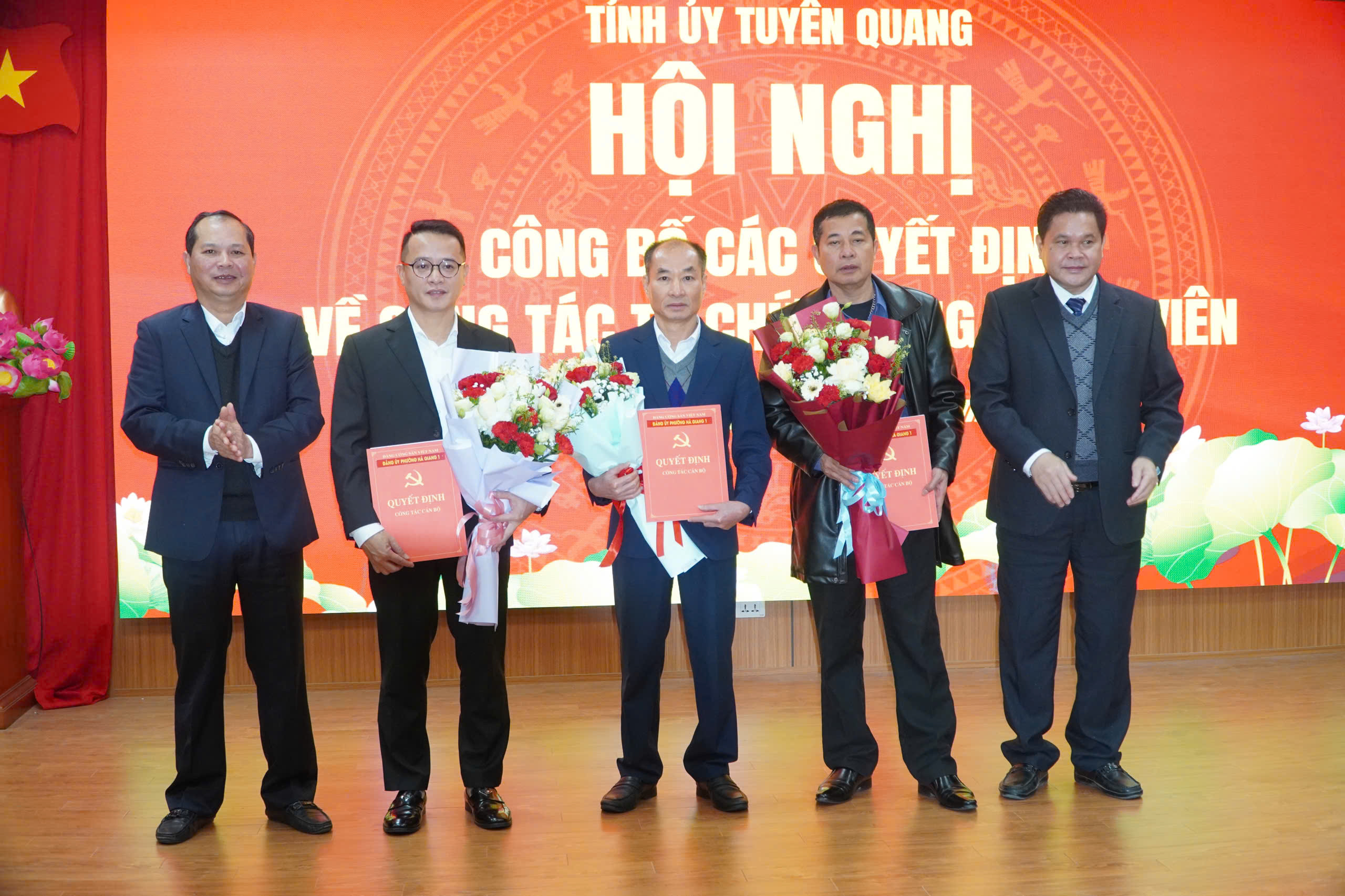 Hội nghị chuyển giao và tiếp nhận tổ chức đảng, đảng viên tại phường Hà Giang 1.