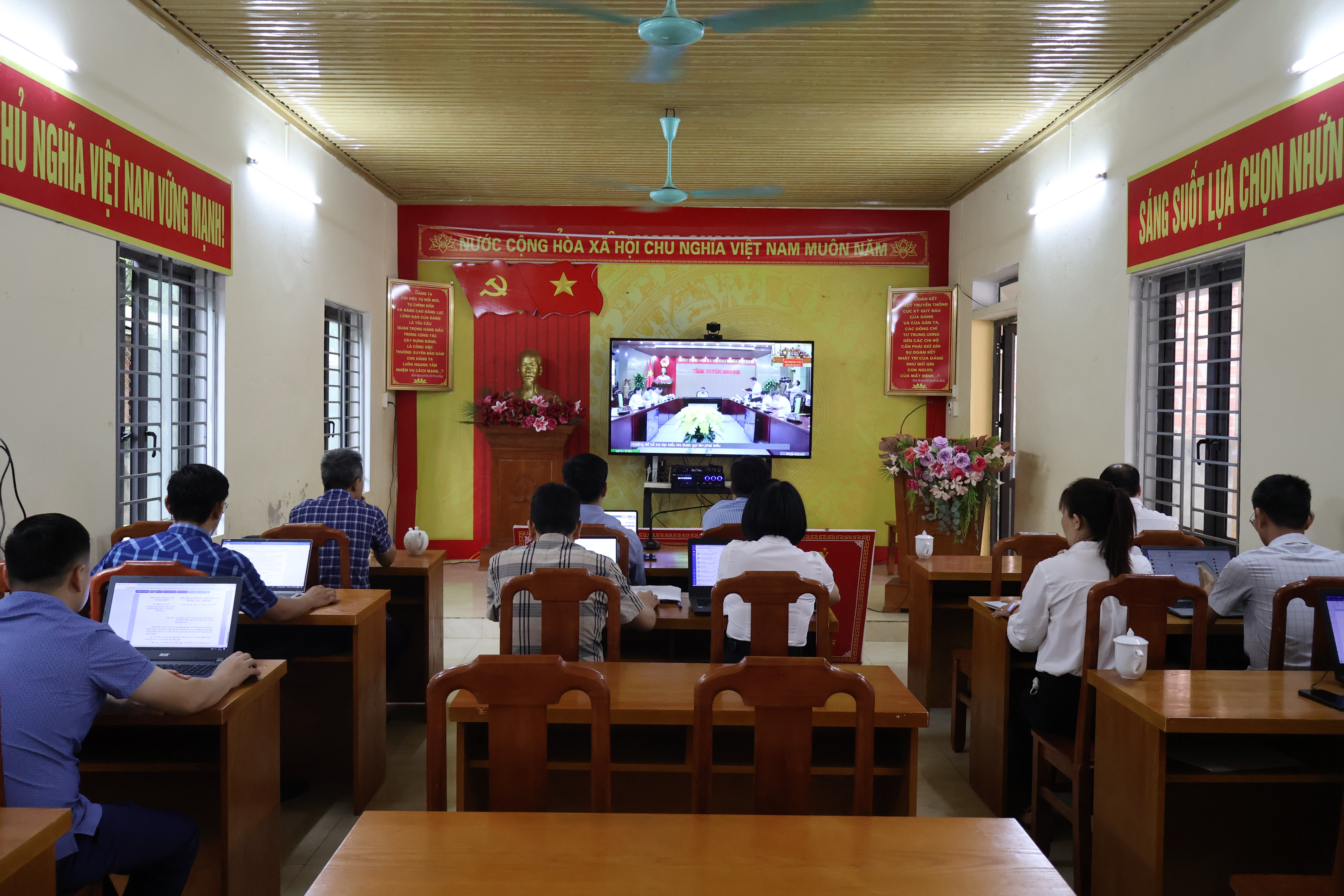 HỘI NGHỊ TRỰC TUYẾN NGHE BÁO CÁO THỰC HIỆN NHIỆM VỤ SẮP XẾP THÔN, TỔ DÂN PHỐ TRÊN ĐỊA BÀN TỈNH