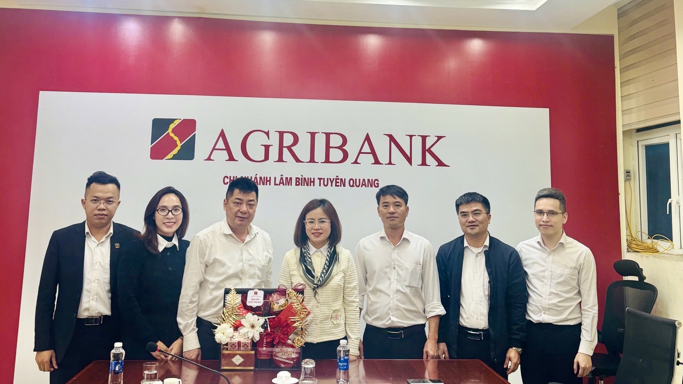 Giám đốc Agribank Chi nhánh Tuyên Quang Nguyễn Việt Hà đến động viên công tác quyết toán năm 2025 tại Agribank Chi nhánh Lâm Bình