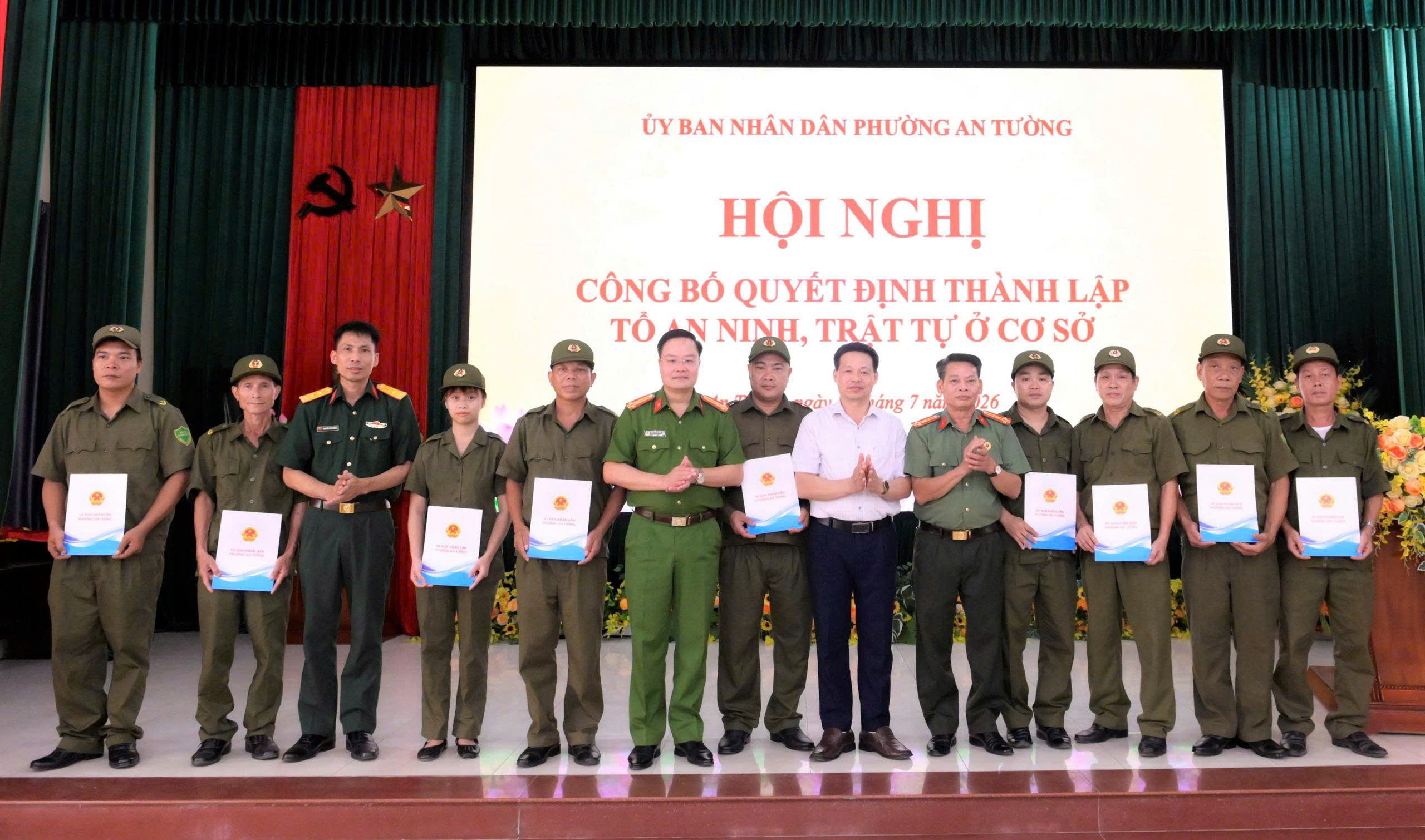 Hội nghị công bố Quyết định thành lập Tổ bảo vệ an ninh, trật tự ở cơ sở 