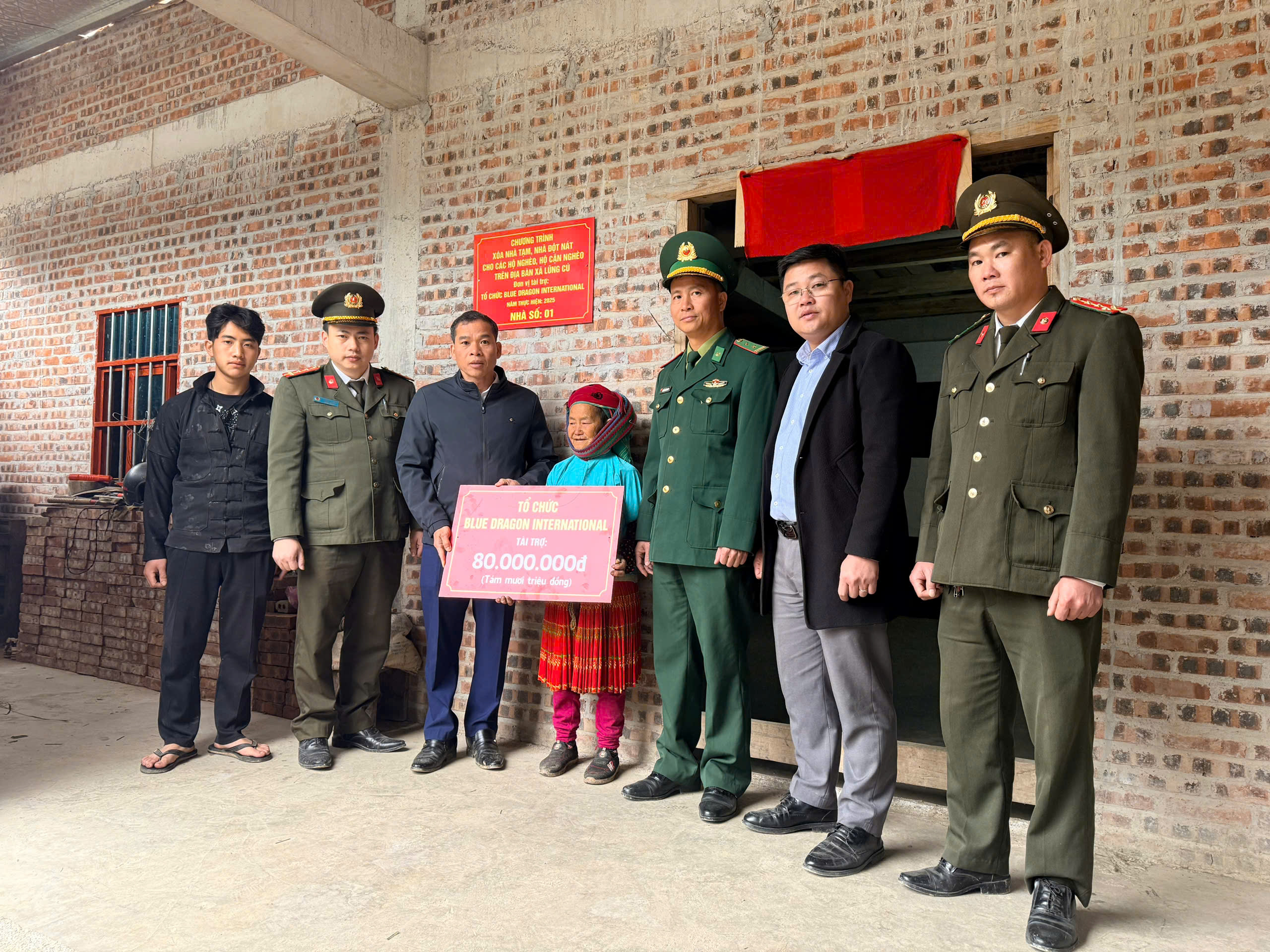 LÃNH ĐẠO XÃ LŨNG CÚ GẮN BIỂN XÓA NHÀ TẠM TẠI THÔN SÁN TRỒ