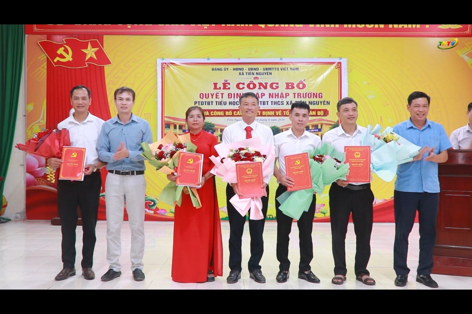 Tiên Nguyên công bố các quyết định sắp xếp, kiện toàn tổ chức Trường Phổ thông dân tộc bán trú Tiểu học và THCS