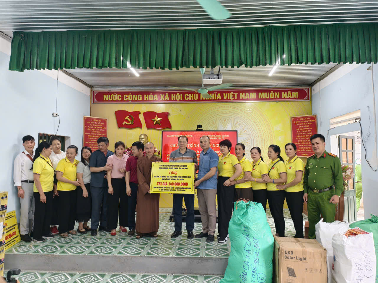 UBND xã và Công an xã Cán Tỷ đã long trọng tổ chức Chương trình gặp mặt và tiếp nhận quà tài trợ của các mạnh thường quân, các nhà hảo tâm, Câu lạc bộ Thiện nguyện chùa Linh Quang đến từ tỉnh Bắc Ninh