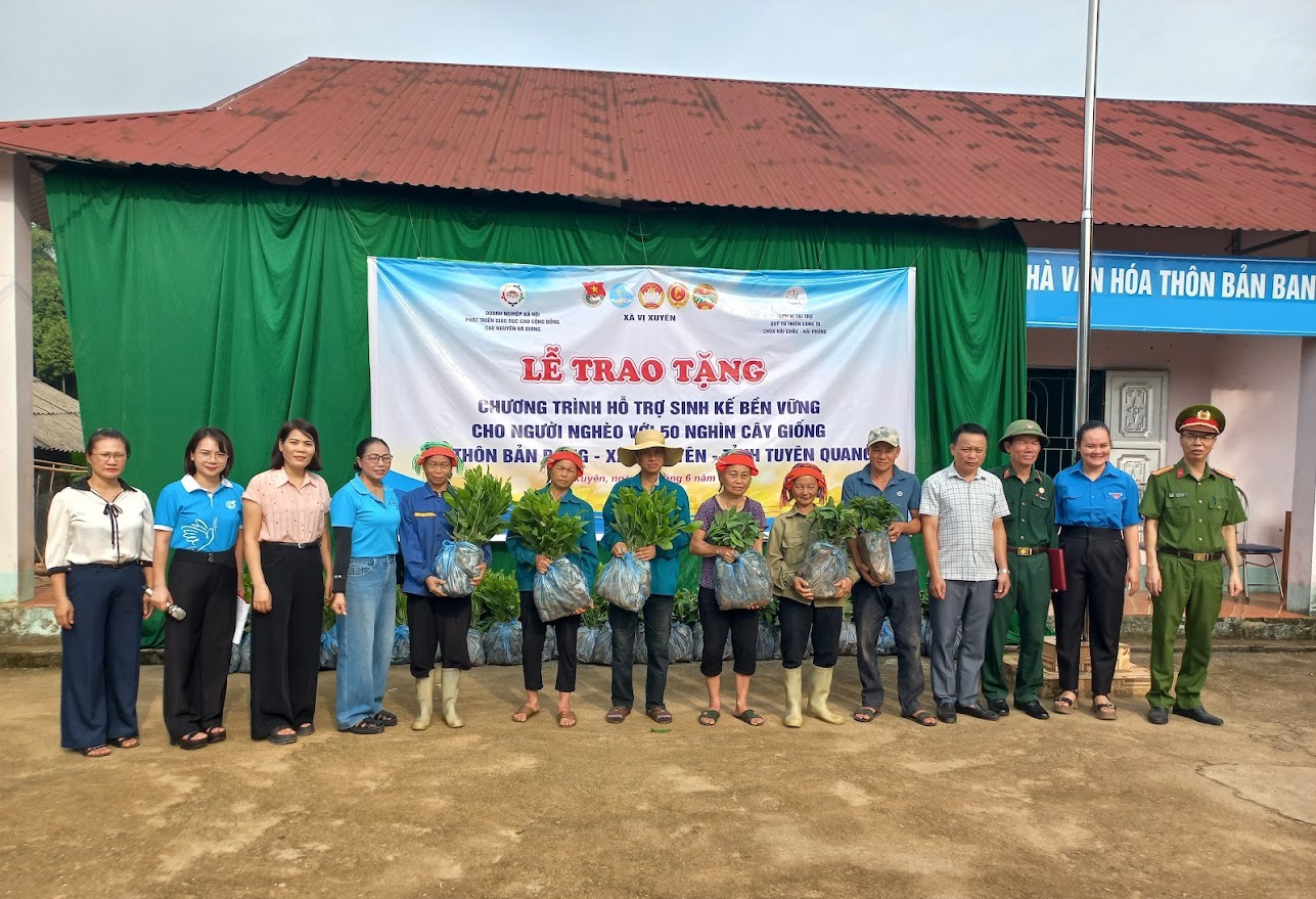 Trao tặng 50 nghìn cây giống cho người nghèo tại xã Vị Xuyên.