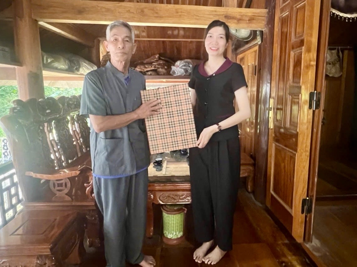 Đồng chí Nguyễn Thị Thảo, Phó Bí thư Thường trực Đảng ủy, Giám đốc Trung tâm Chính trị Lâm Bình thăm, tặng quà bệnh binh nhân kỷ niệm Ngày Thương binh - Liệt sĩ