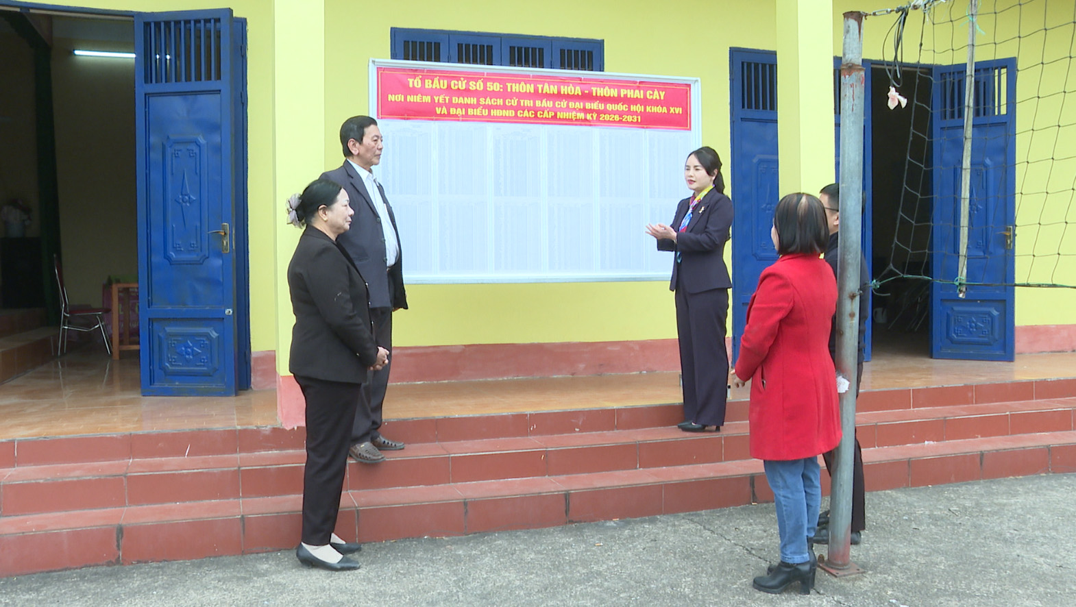 Đồng chí Bí thư Đảng ủy xã Nguyễn Thị Thanh Huyền kiểm tra công tác chuẩn bị bầu cử tại thôn Tân Hòa và Tân Thịnh