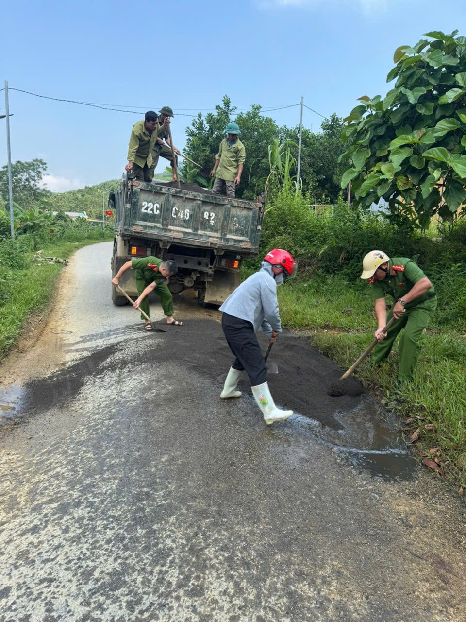 CHI ĐOÀN CÔNG AN XÃ TRUNG HÀ RA QUÂN SỬA CHỮA, SAN LẤP Ổ GÀ - BẢO ĐẢM AN TOÀN GIAO THÔNG CHO NGƯỜI DÂN