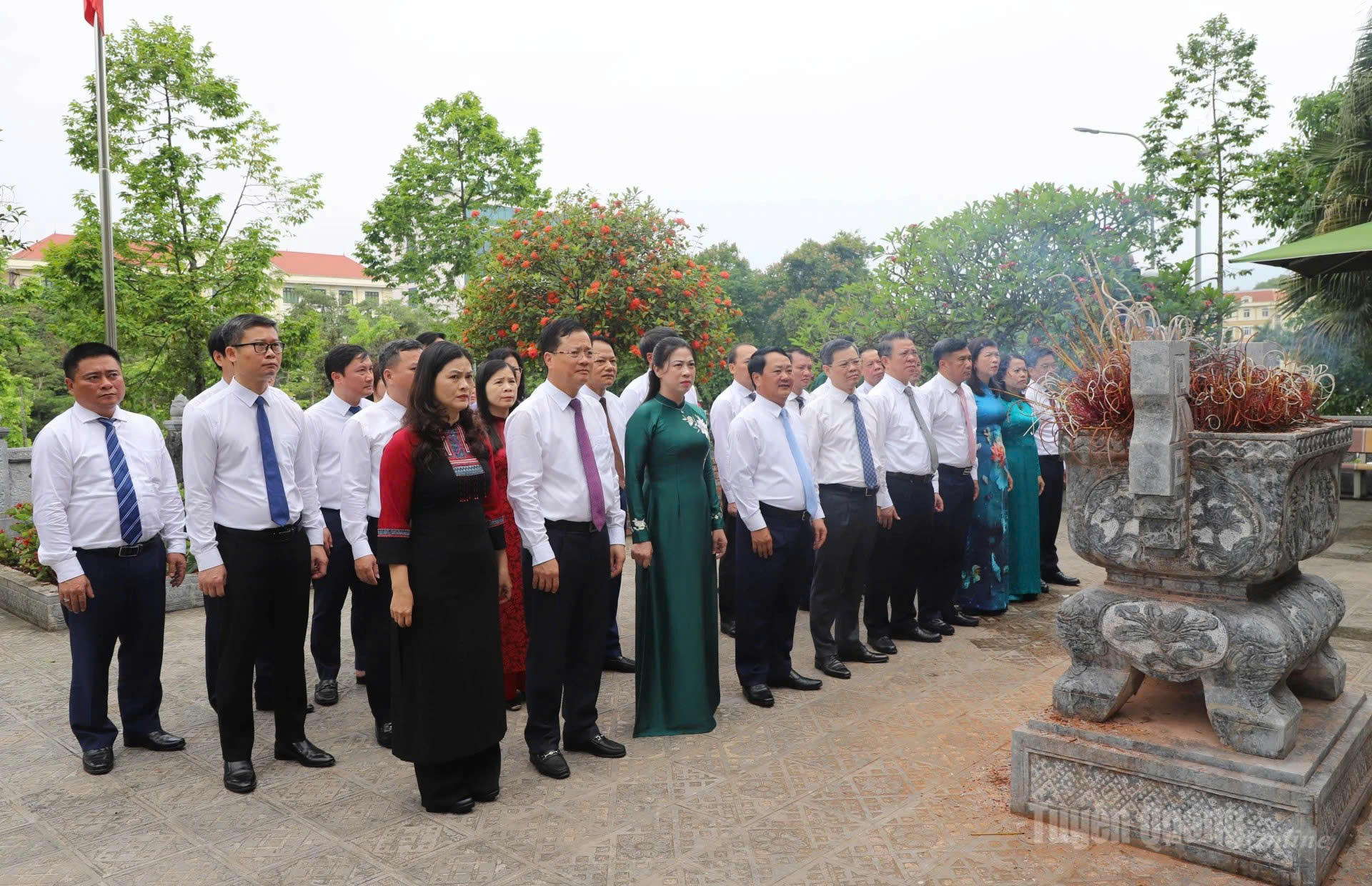 Các đồng chí lãnh đạo tỉnh dâng hương nhân kỷ niệm 136 năm Ngày sinh Chủ tịch Hồ Chí Minh