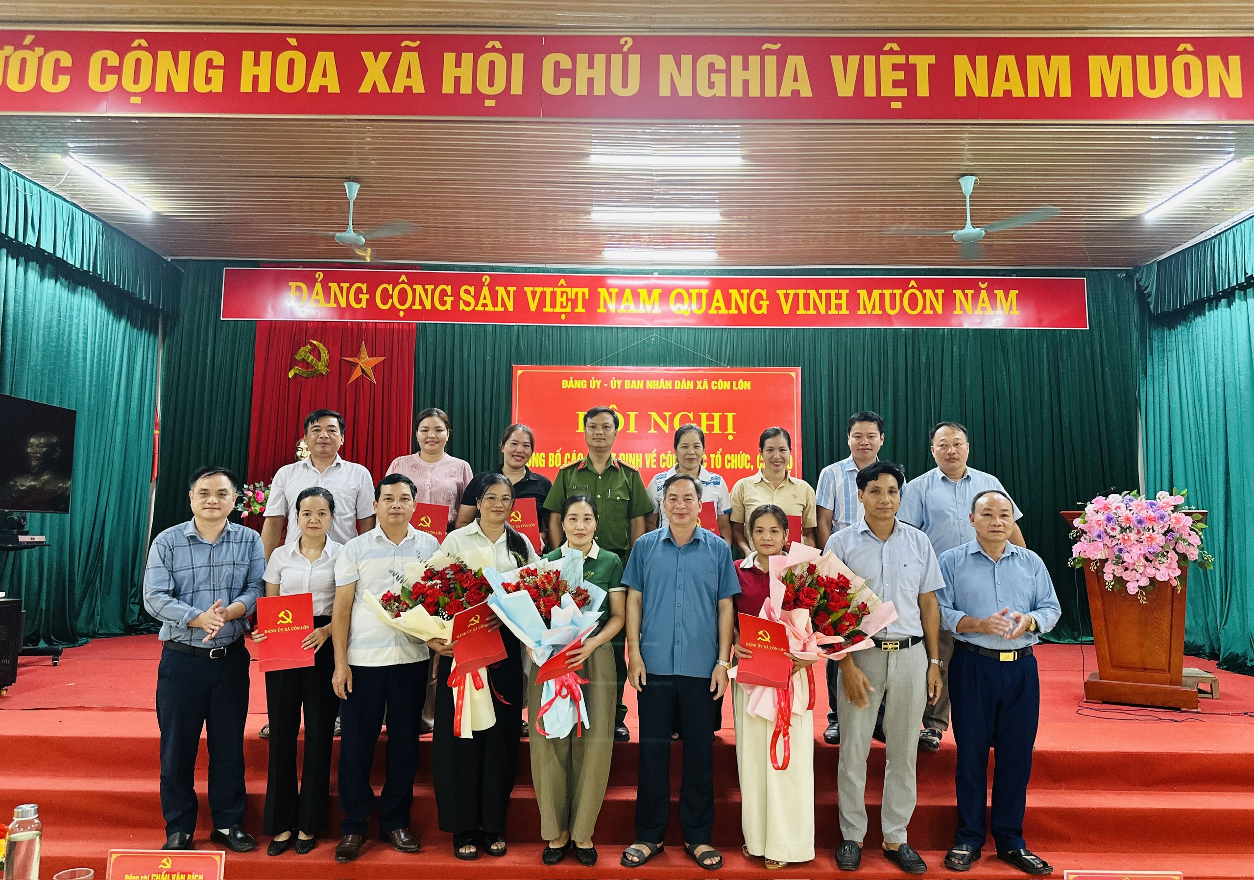 XÃ CÔN LÔN CÔNG BỐ CÁC QUYẾT ĐỊNH SẮP XẾP TRƯỜNG HỌC VÀ CÔNG TÁC CÁN BỘ