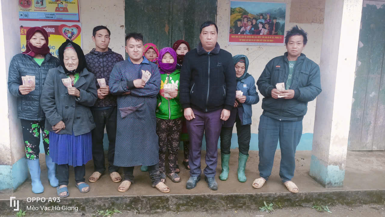 Xã Khâu Vai trao 430 suất quà Tết của MTTQ tỉnh và xã cho các hộ nghèo