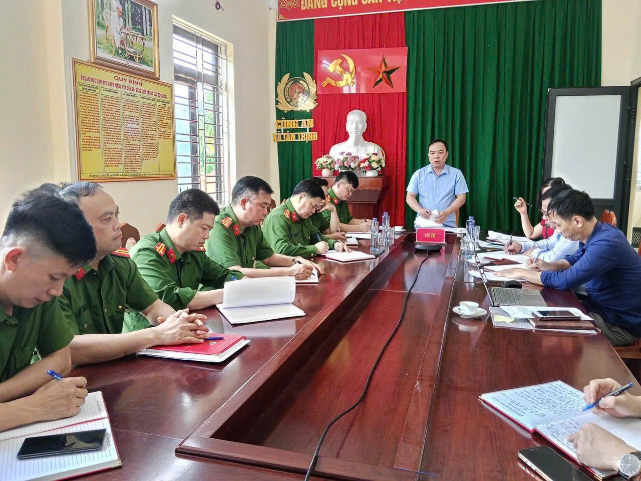 CÔNG BỐ QUYẾT ĐỊNH GIÁM SÁT ĐỐI VỚI CHI BỘ CÔNG AN XÃ TÂN TRỊNH