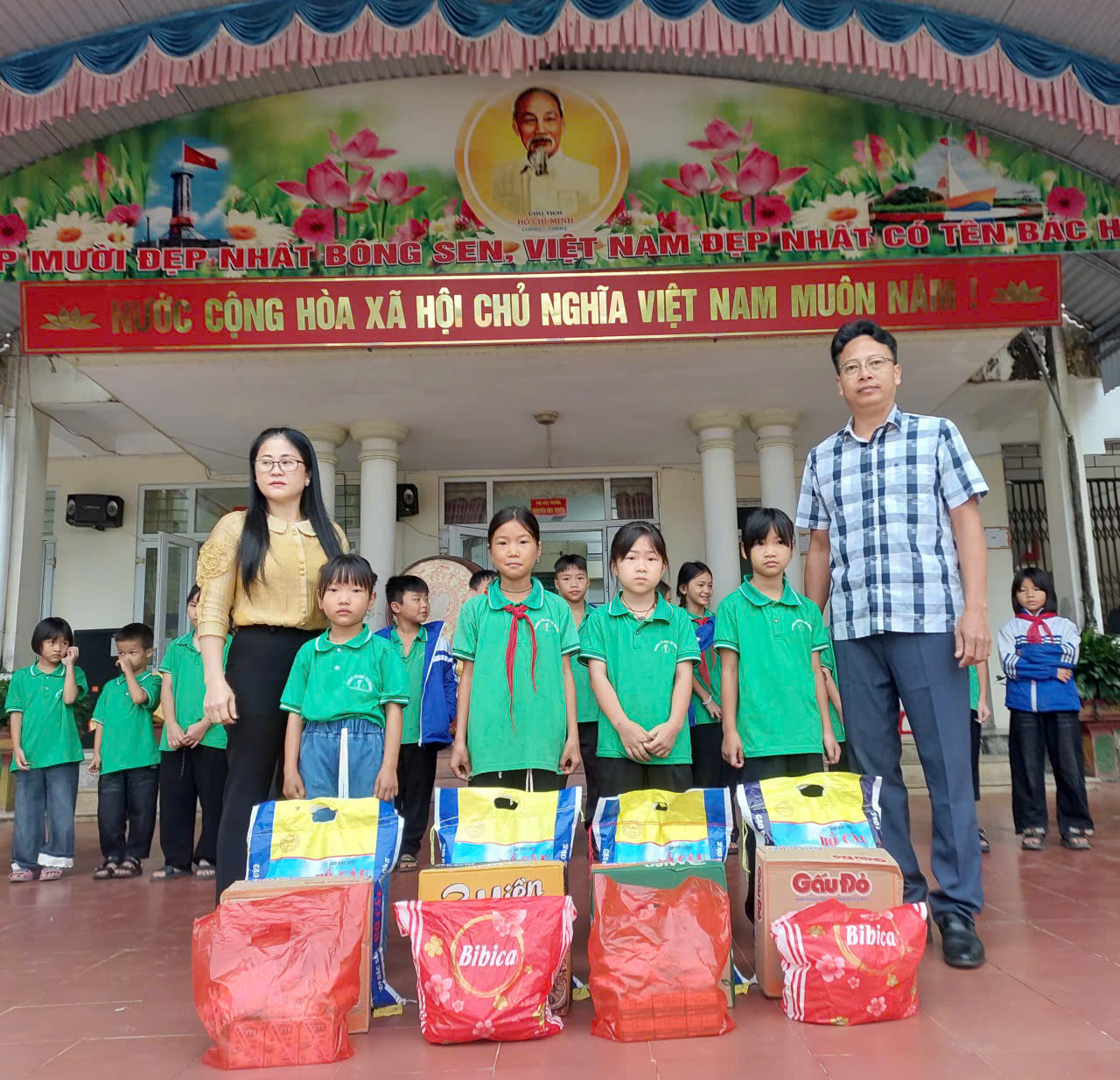 "Bến đỗ yêu thương - Nâng bước em tới trường"