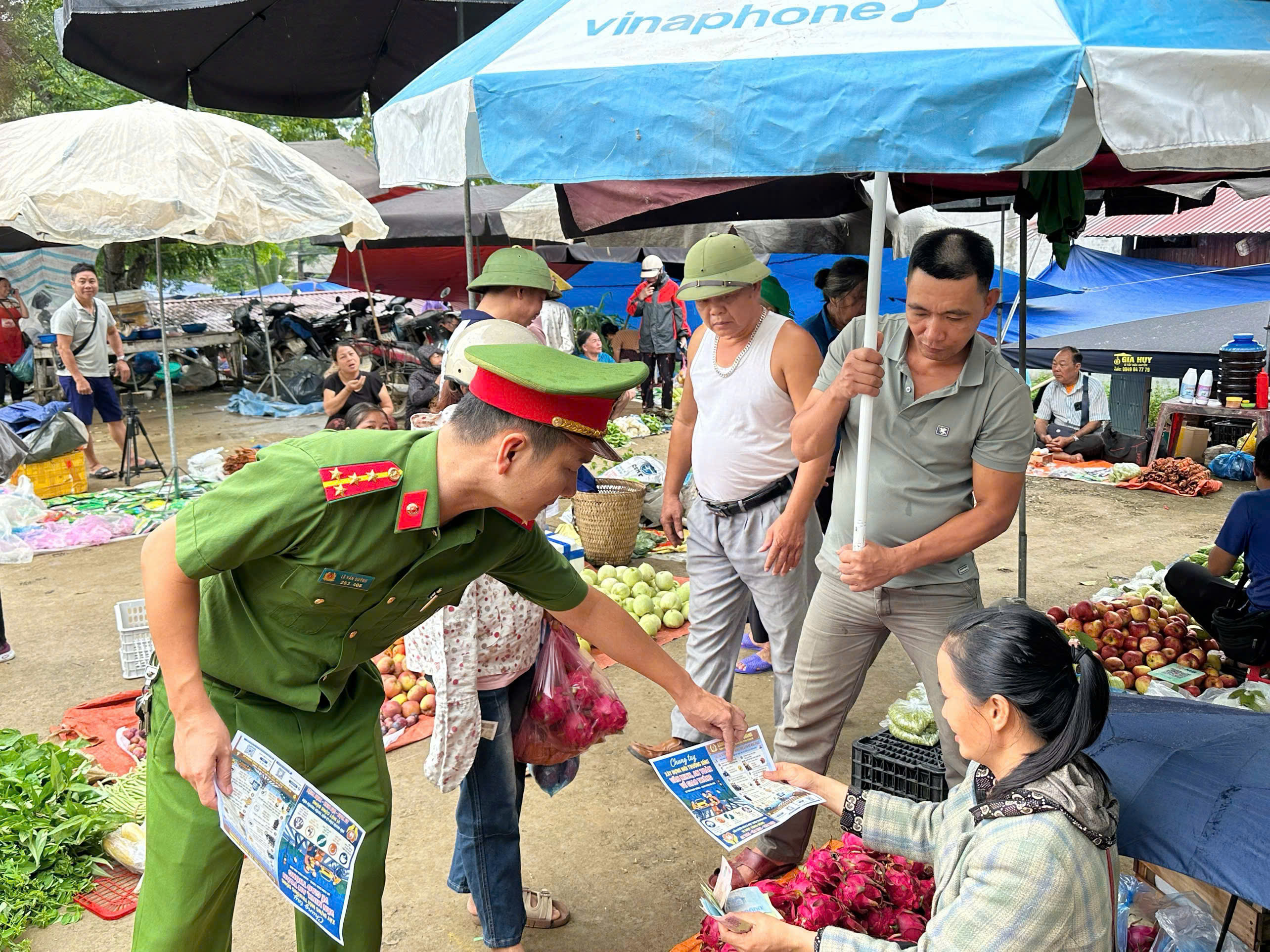 “CHỞ” PHÁP LUẬT ĐẾN CHỢ PHIÊN