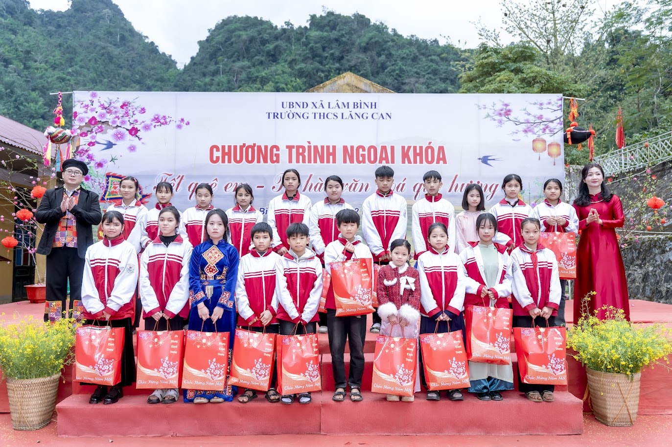 Trường THCS Lăng Can, xã Lâm Bình tổ chức hoạt động ngoại khóa “Tết quê em – Tự hào văn hóa quê hương”