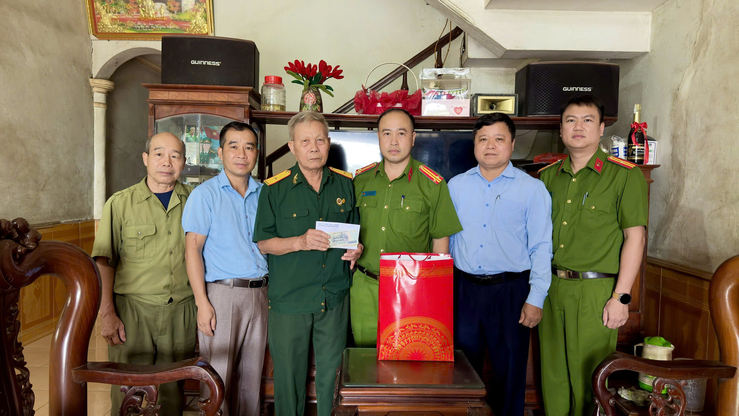 CÔNG AN XÃ YÊN PHÚ PHỐI HỢP TRAO QUÀ CỦA CHỦ TỊCH NƯỚC NHÂN DỊP KỶ NIỆM 79 NĂM NGÀY THƯƠNG BINH - LIỆT SĨ