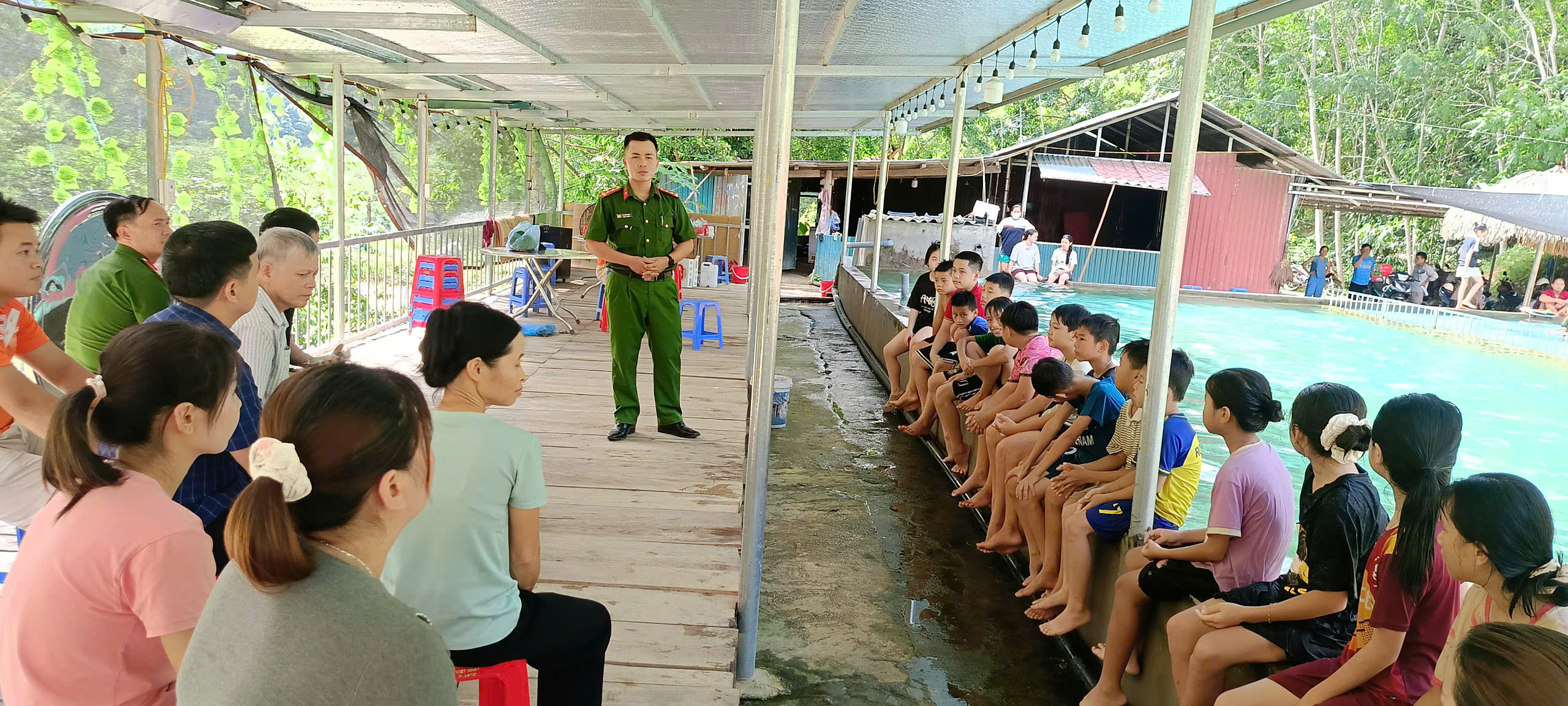 CÔNG AN XÃ CÔN LÔN TUYÊN TRUYỀN, TRANG BỊ KỸ NĂNG PHÒNG, CHỐNG ĐUỐI NƯỚC CHO HỌC SINH VÀ NHÂN DÂN