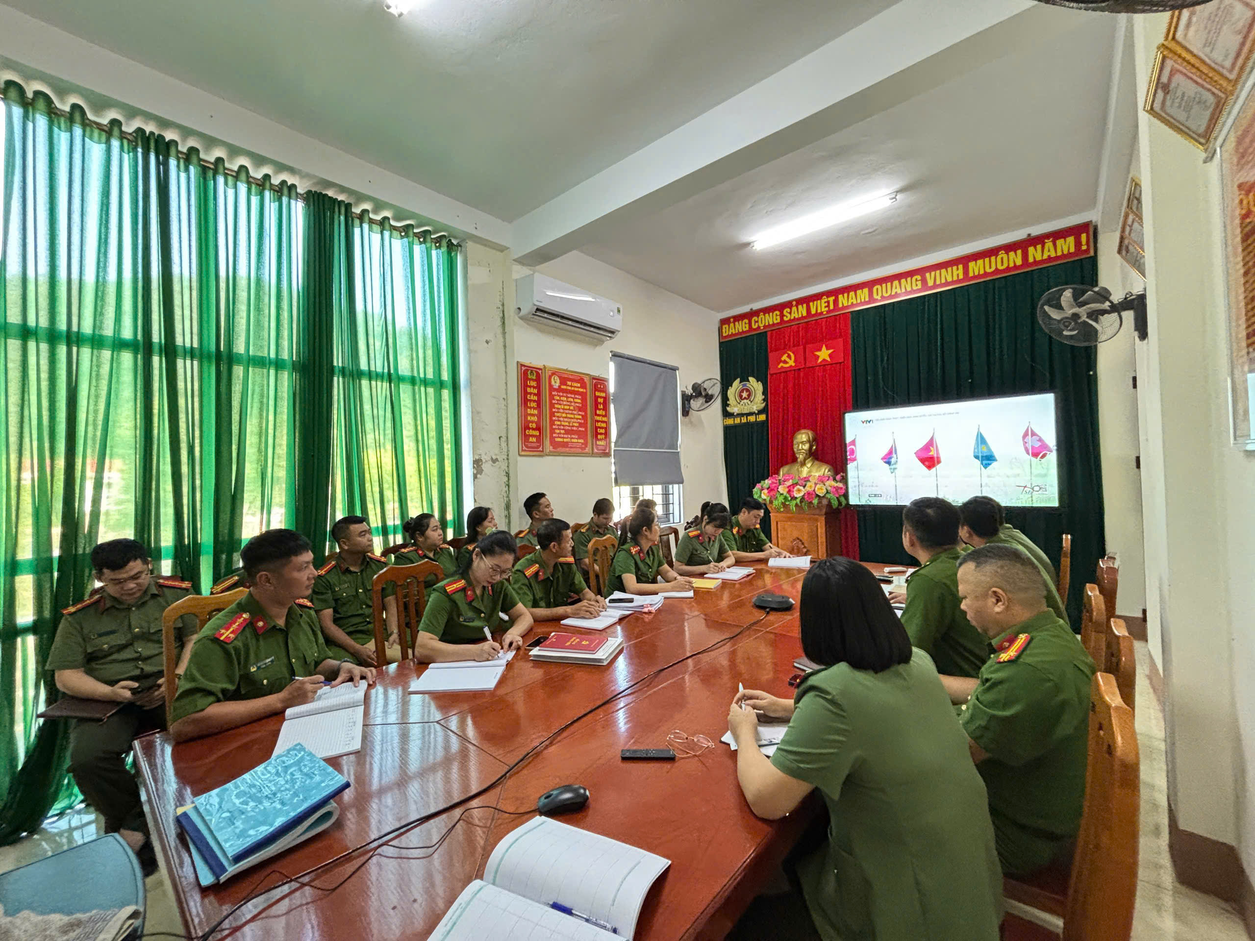 CHI BỘ CÔNG AN XÃ PHÚ LINH THAM GIA HỌC TẬP NGHỊ QUYẾT CỦA TRUNG ƯƠNG
