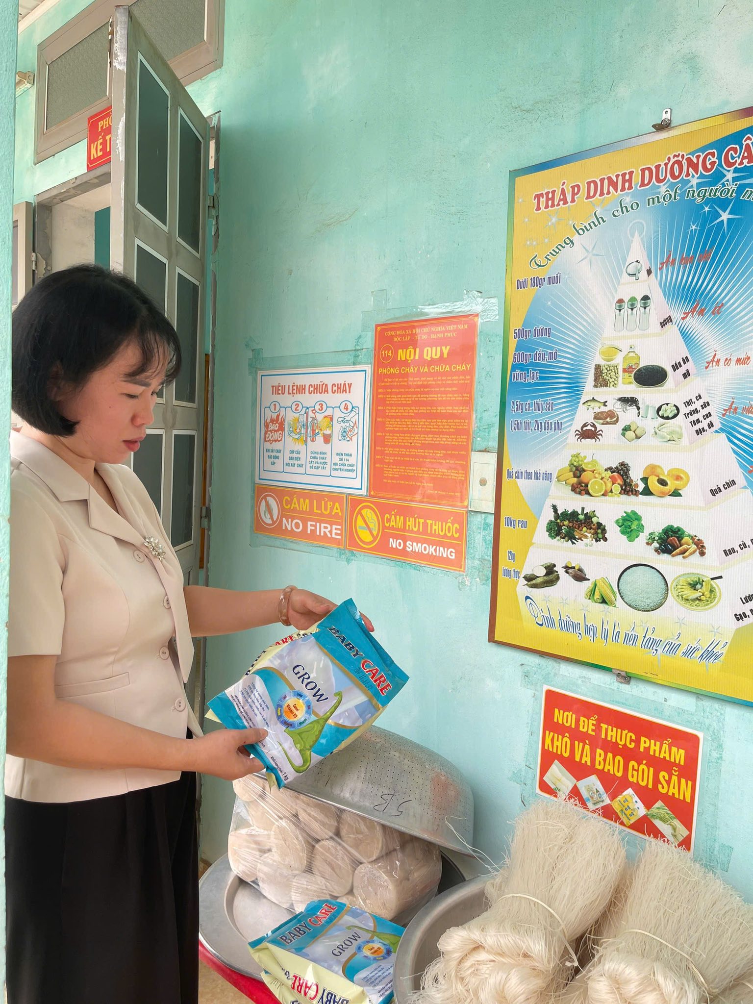 Thường trực HĐND xã giám sát đột xuất công tác nuôi dưỡng tại các trường mầm non
