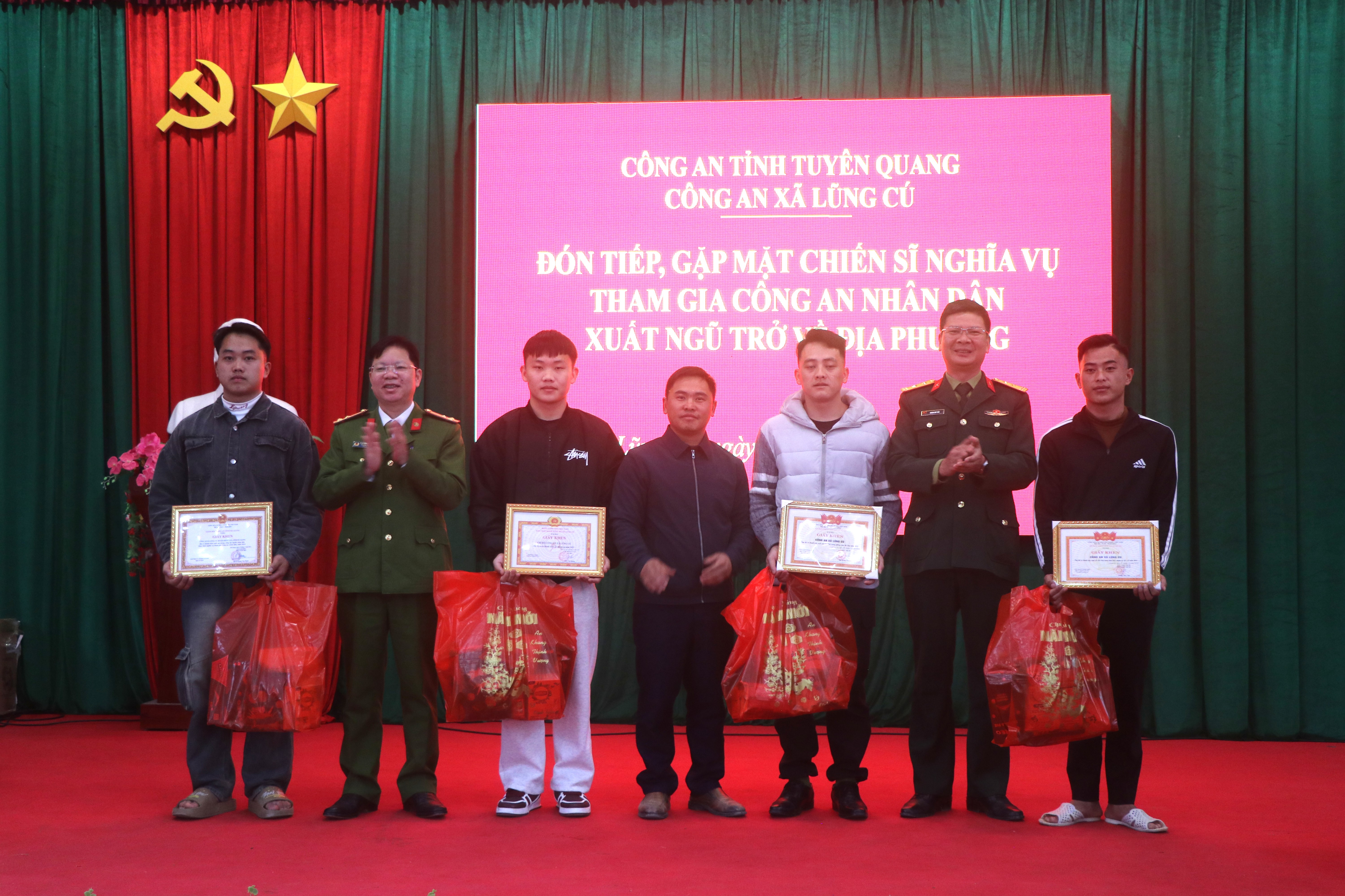 XÃ LŨNG CÚ TRANG TRỌNG  ĐÓN CHIẾN SĨ XUẤT NGŨ TRỞ VỀ QUÊ HƯƠNG