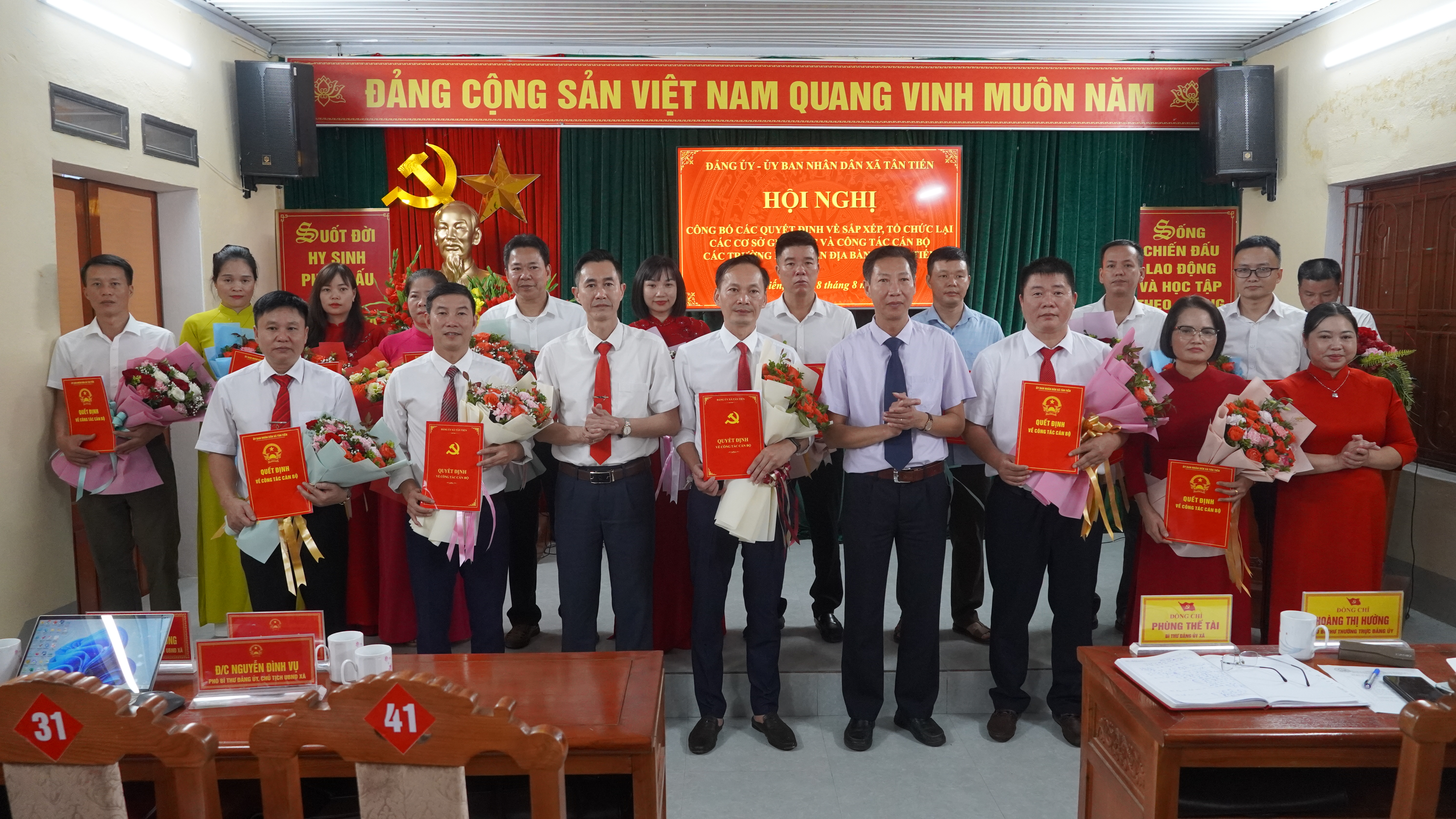 Hội nghị công bố các quyết định về sắp xếp, tổ chức lại các cơ sở giáo dục và công tác cán bộ các trường học trên địa bàn xã Tân Tiến