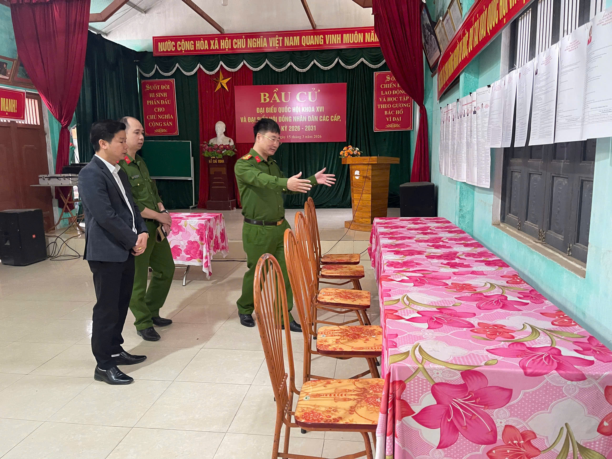 ĐỒNG CHÍ PHÓ GIÁM ĐỐC CÔNG AN TỈNH KIỂM TRA CÔNG TÁC BẢO ĐẢM AN NINH, TRẬT TỰ TẠI CÁC KHU VỰC BỎ PHIẾU TRÊN ĐỊA BÀN XÃ TÂN LONG 