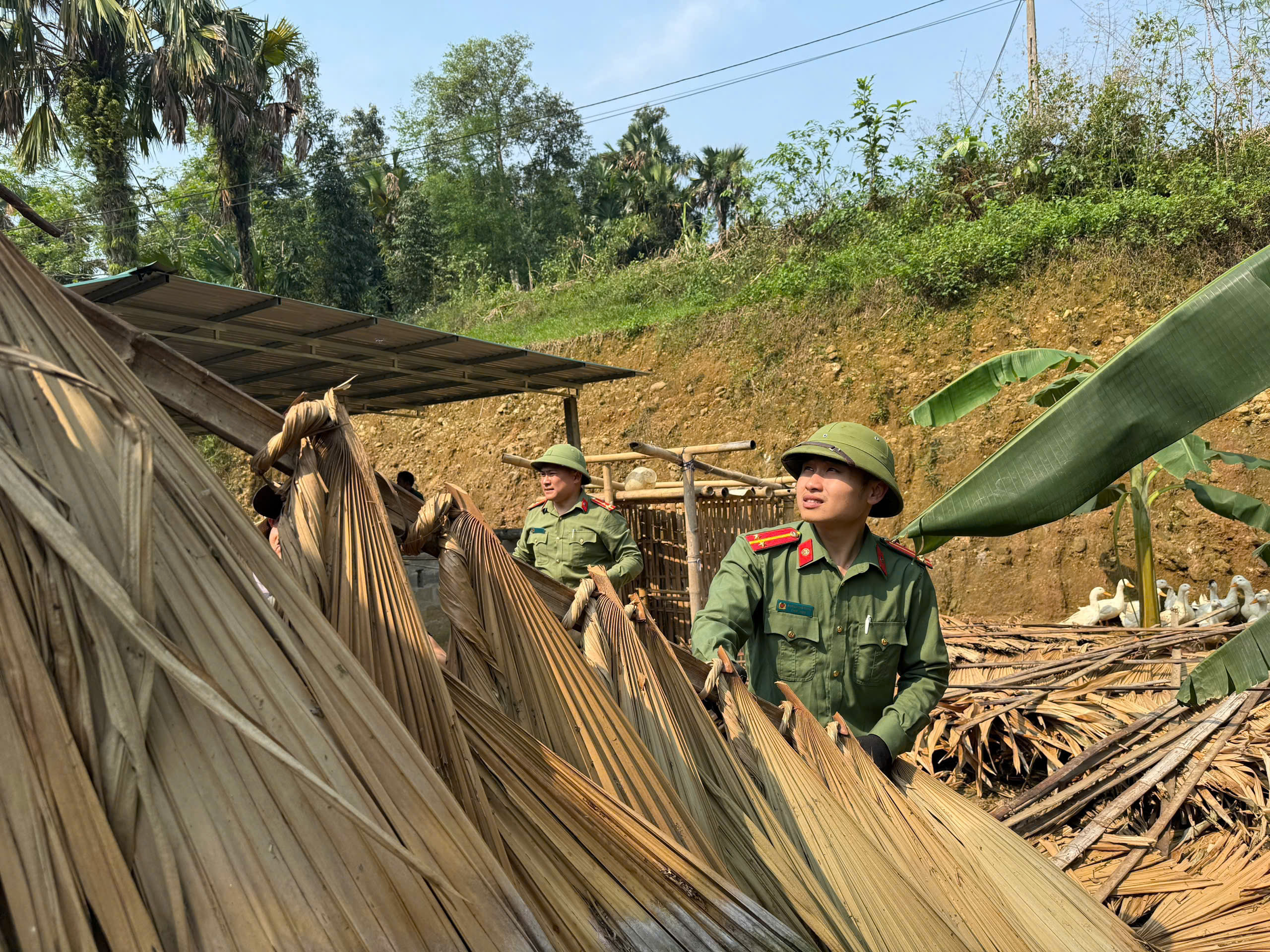 NHANH CHÓNG HỖ TRỢ NGƯỜI DÂN KHẮC PHỤC HẬU QUẢ SAU MƯA BÃO TẠI XÃ MINH QUANG