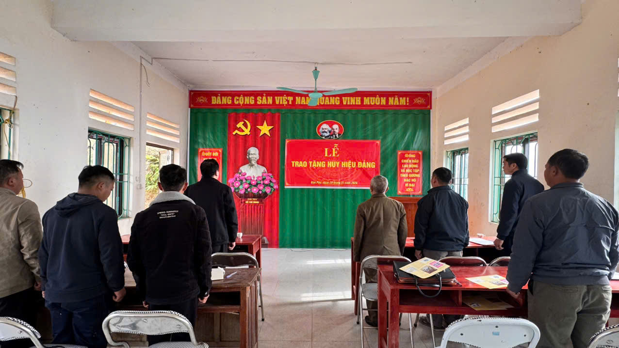 LỄ TRAO TẶNG HUY HIỆU ĐẢNG 