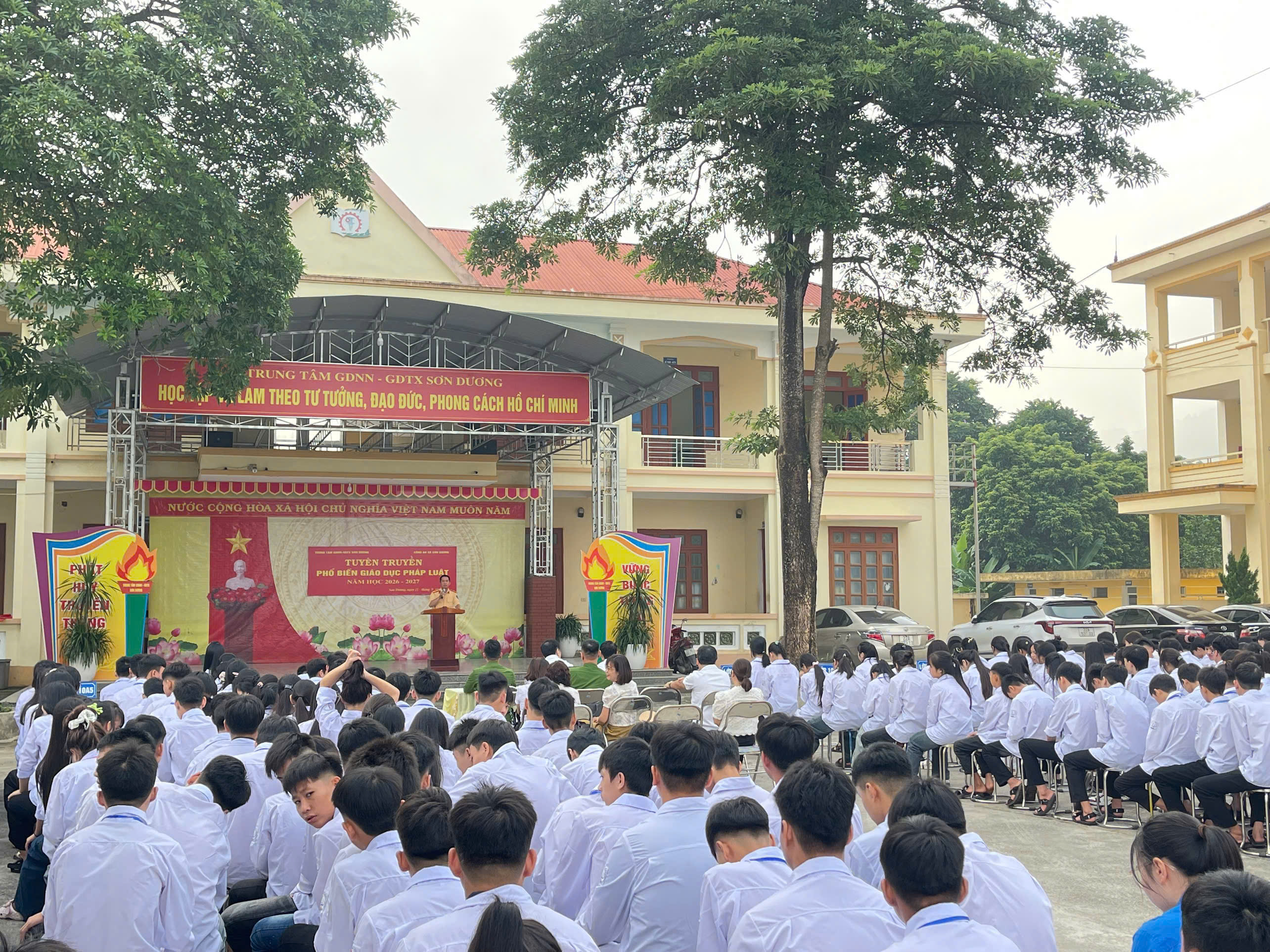 CÔNG AN XÃ SƠN DƯƠNG PHỐI HỢP TUYÊN TRUYỀN, PHỔ BIẾN, GIÁO DỤC PHÁP LUẬT VỀ TÁC HẠI CỦA THUỐC LÁ ĐIỆN TỬ VÀ PHÒNG, CHỐNG MA TÚY TRONG HỌC SINH
