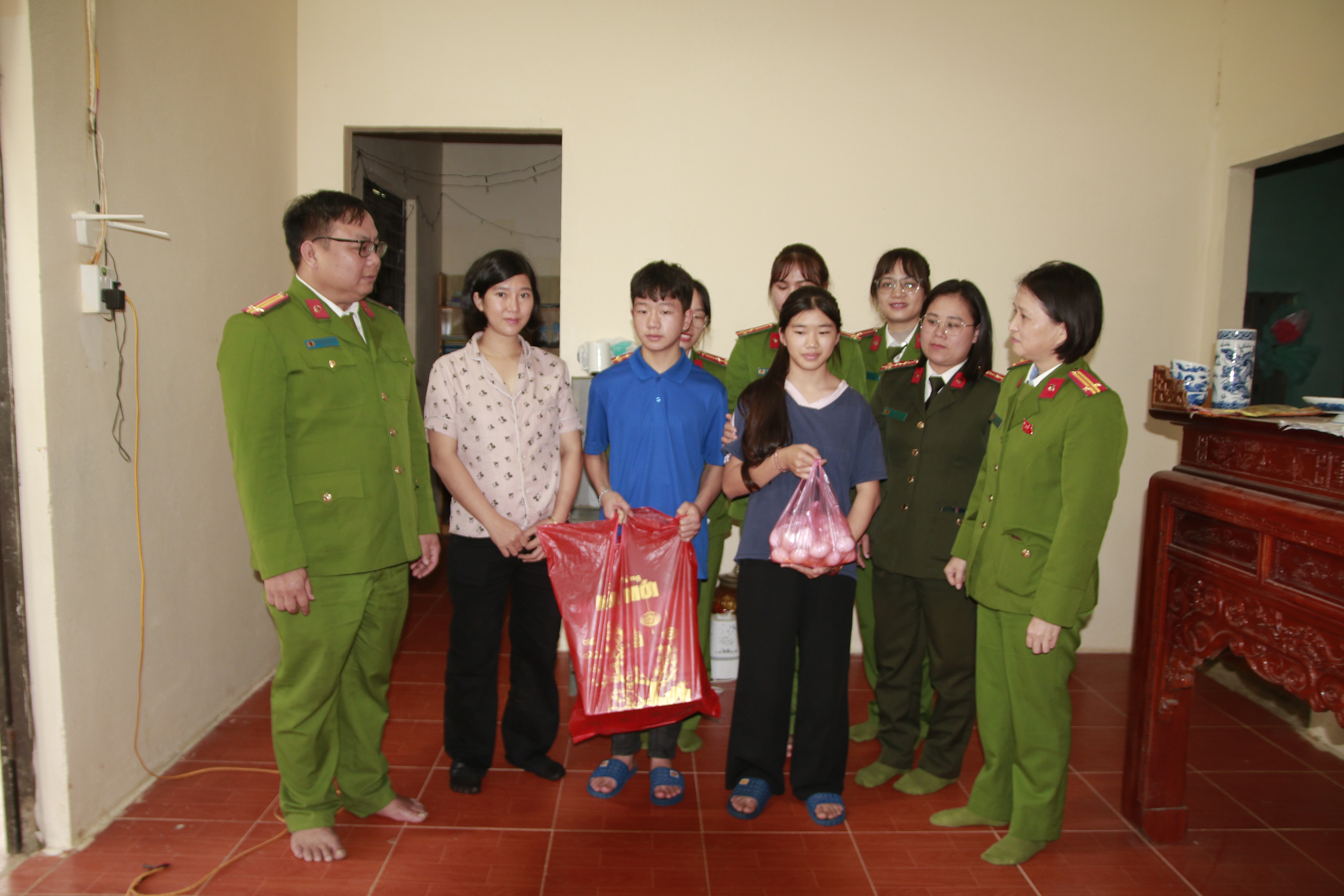 Chi hội Phụ nữ Công an xã Tân Quang thực hiện Đề án “Con nuôi Công an xã”