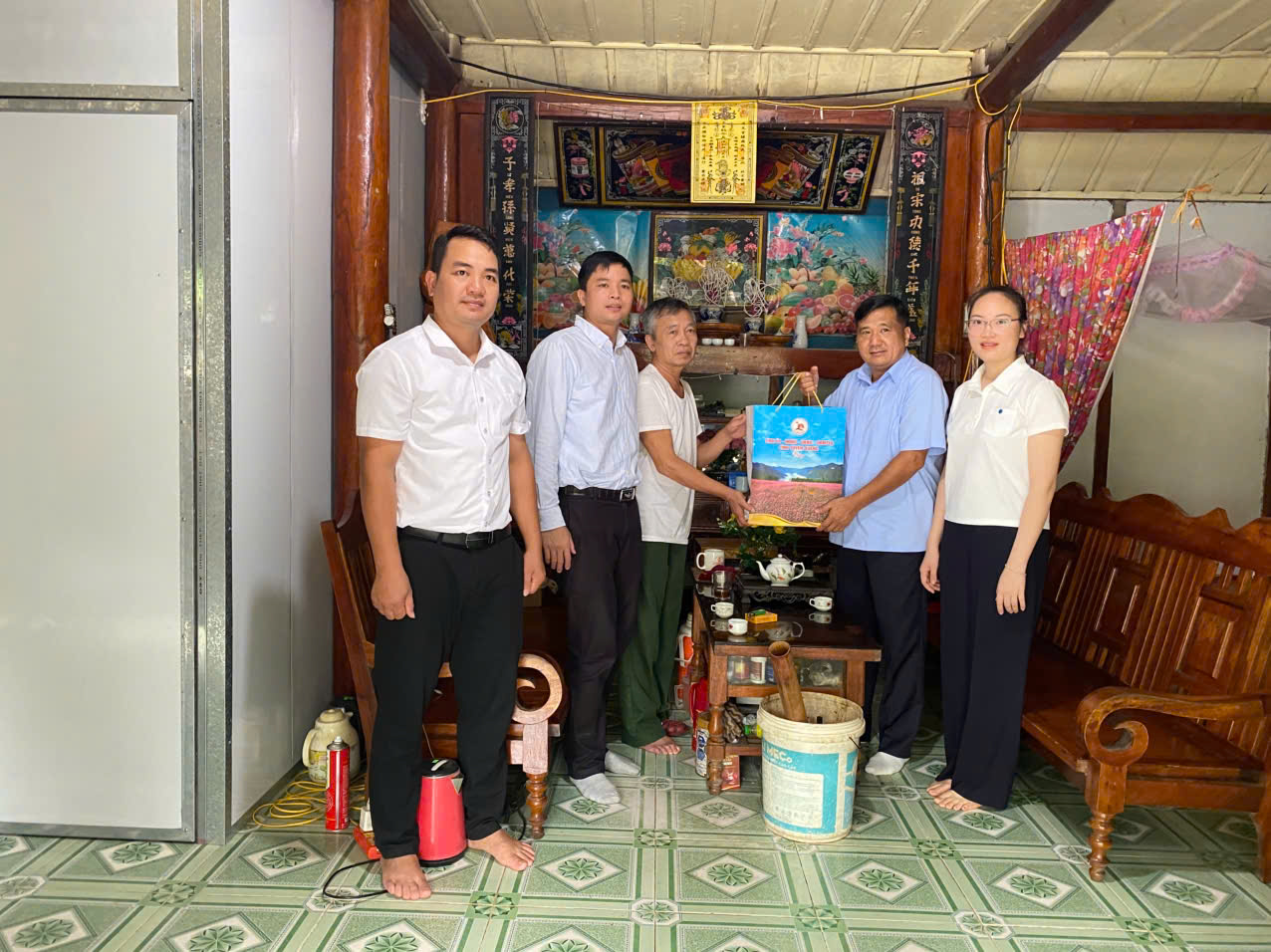 LÃNH ĐẠO TỈNH ỦY THĂM, TẶNG QUÀ NGƯỜI CÓ CÔNG VÀ THÂN NHÂN LIỆT SĨ TẠI XÃ TÂN MỸ