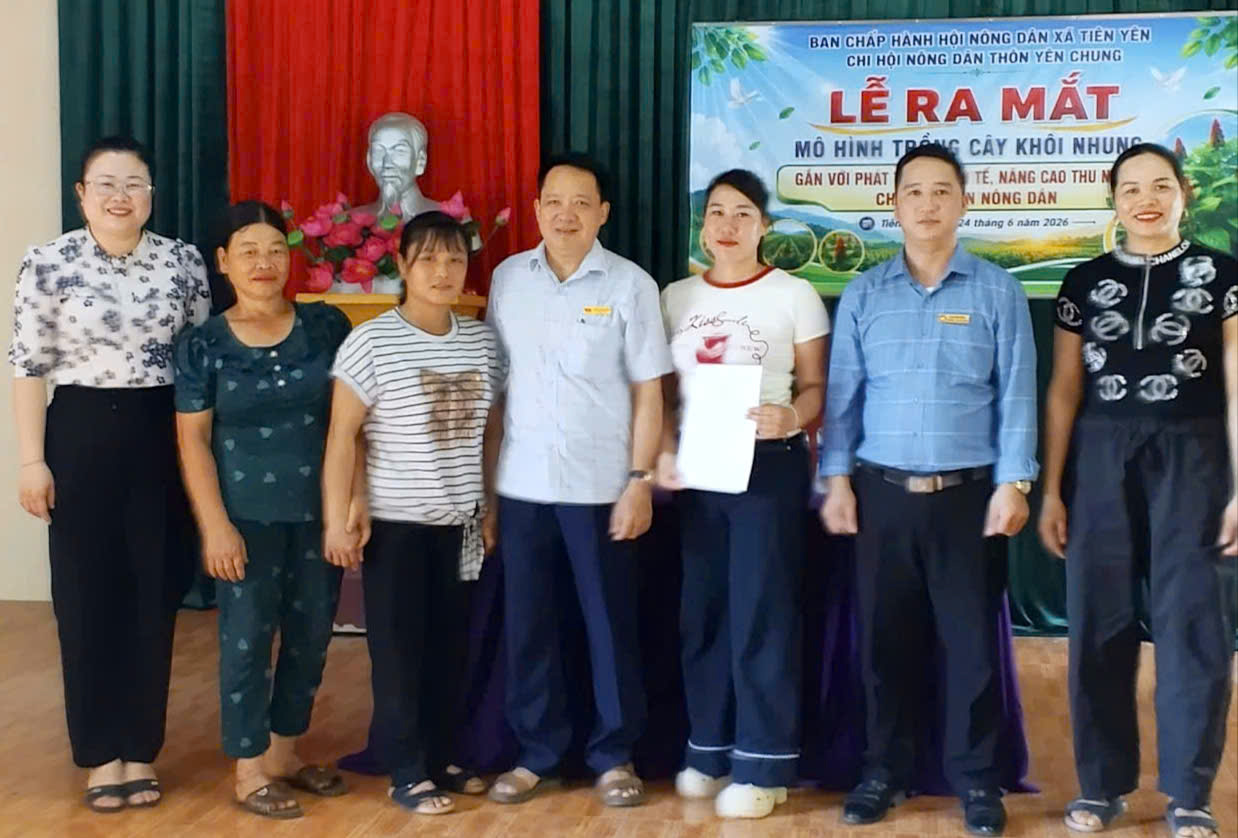 LỄ RA MẮT MÔ HÌNH TỔ NÔNG DÂN NGHỀ NGHIỆP TRỒNG CÂY KHÔI NHUNG THÔN YÊN CHUNG, XÃ TIÊN YÊN