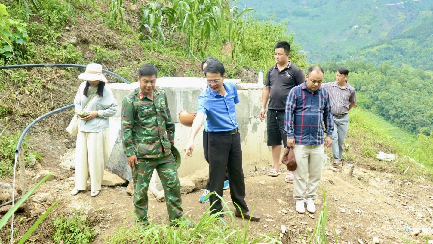  ĐỒNG CHÍ CHỦ TỊCH UBND XÃ  YÊN MINH KIỂM TRA CÔNG TRÌNH CẤP NƯỚC SINH HOẠT PHỤC VỤ CÁC TRƯỜNG HỌC TRÊN ĐỊA BÀN